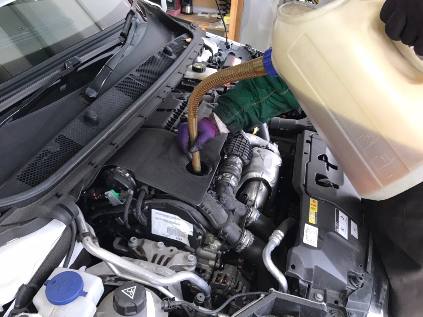 プジョー 308 の エンジン オイル交換をしました！ プジョー 308 メンテナンス商品 オイル関連 > エンジンオイル交換 技術サービス施工事例 タイヤ館 福岡東 タイヤ