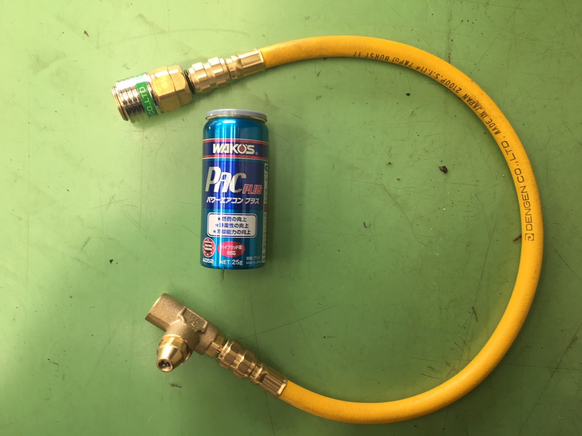 トヨタ ZGM10W アイシス】パワーエアコン補充を行いました