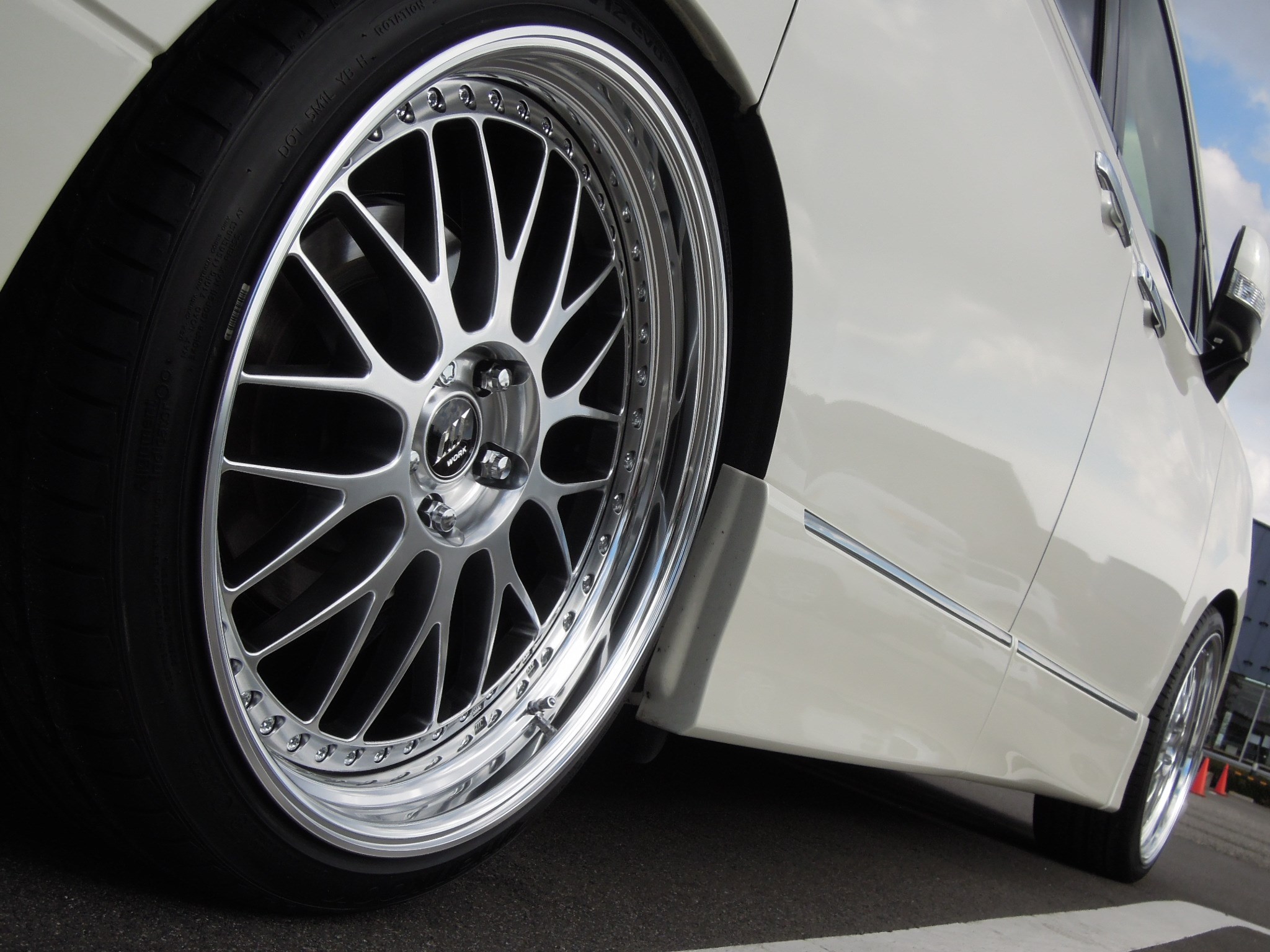 E52エルグランド 純正ホイール