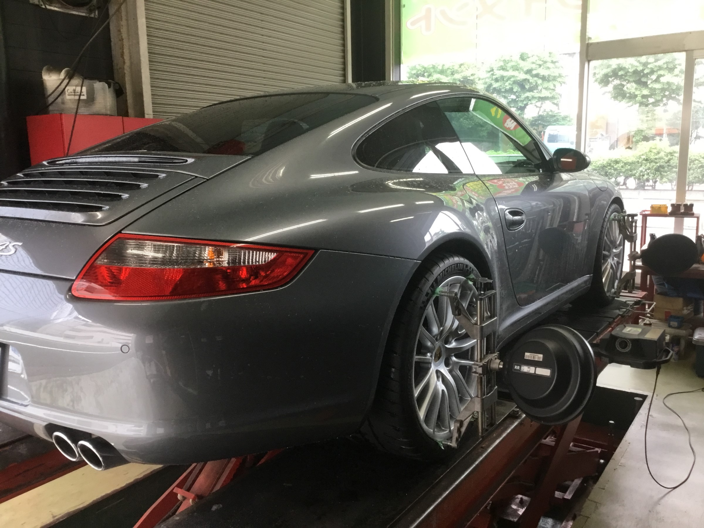ポルシェ 997 カレラ4s アライメント調整 サービス事例 タイヤ館 パドック２４６ 東京都のタイヤ カー用品ショップ タイヤからはじまる トータルカーメンテナンス タイヤ館グループ