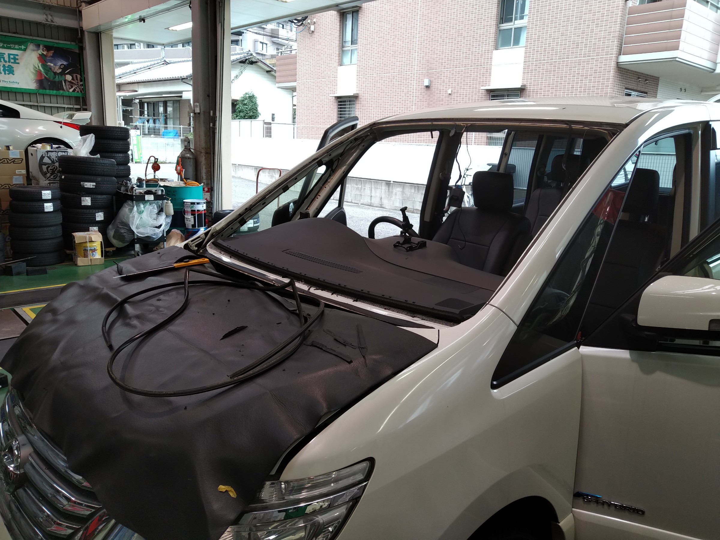 日産セレナ フロントガラス交換 Uv 熱反射コーティングガラスかお 日産 セレナ その他 作業日記 タイヤ館 春日 タイヤからはじまる トータルカーメンテナンス タイヤ館グループ