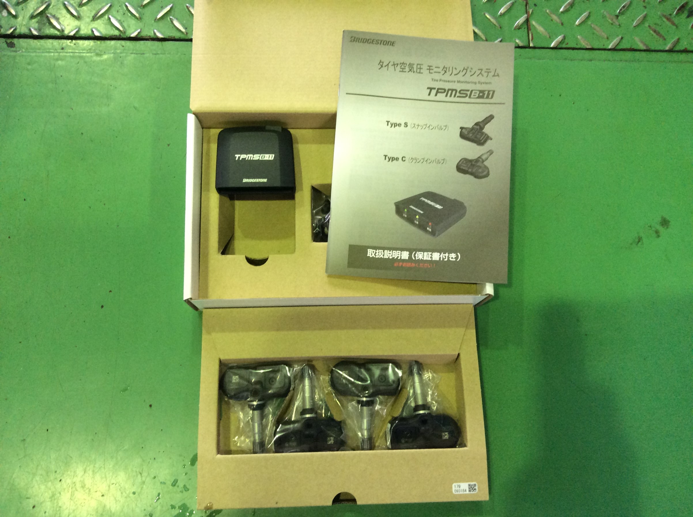 トヨタ アクア 空気圧センサー Tpms 取付け トヨタ アクア その他 タイヤ ホイール関連 Tpms取付 サービス事例 タイヤ館 綾瀬 神奈川県のタイヤ カー用品ショップ タイヤからはじまる トータルカーメンテナンス タイヤ館グループ