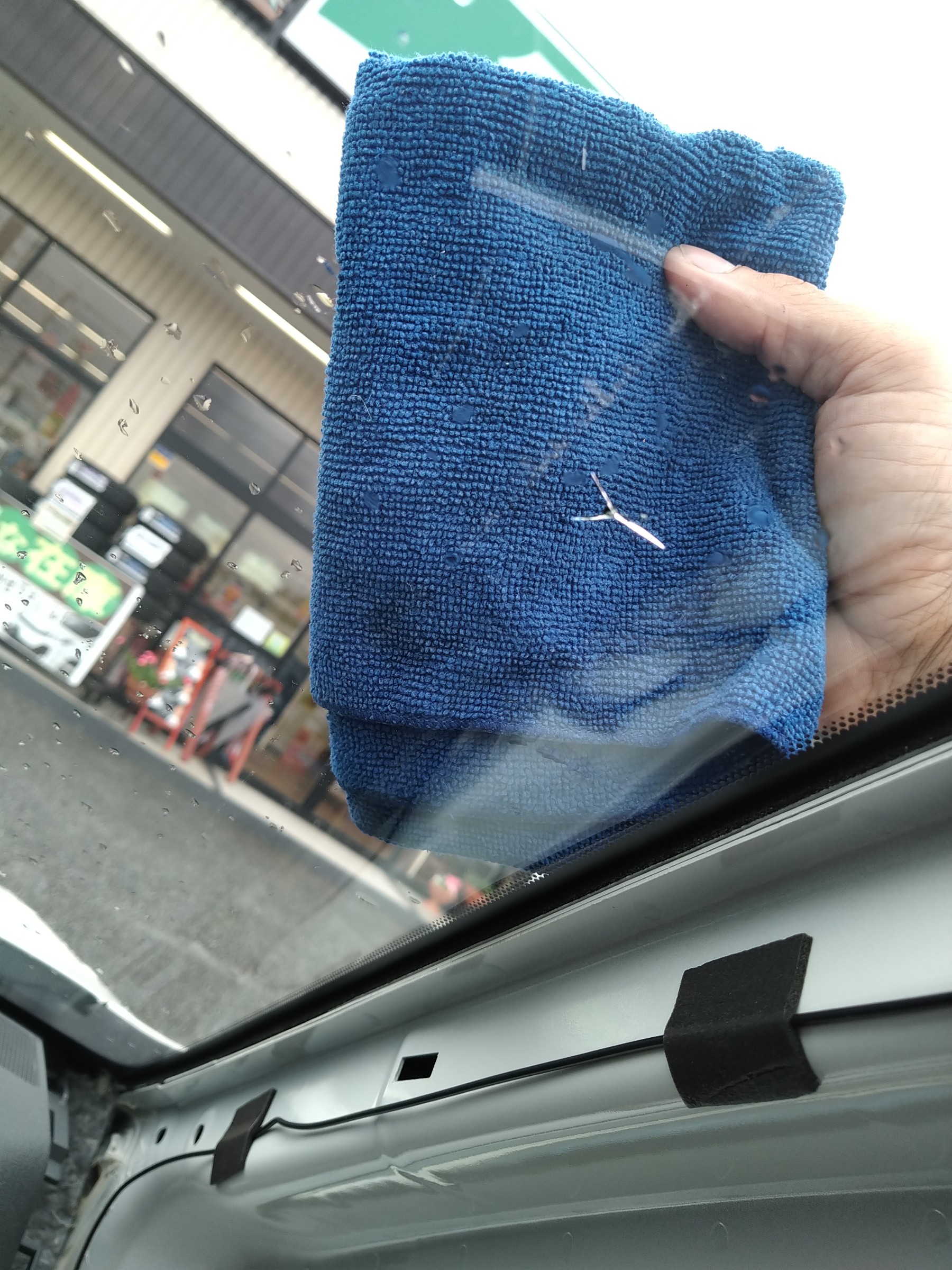 日産セレナ、フロントガラス交換！！UV.熱反射コーティングガラスかお
