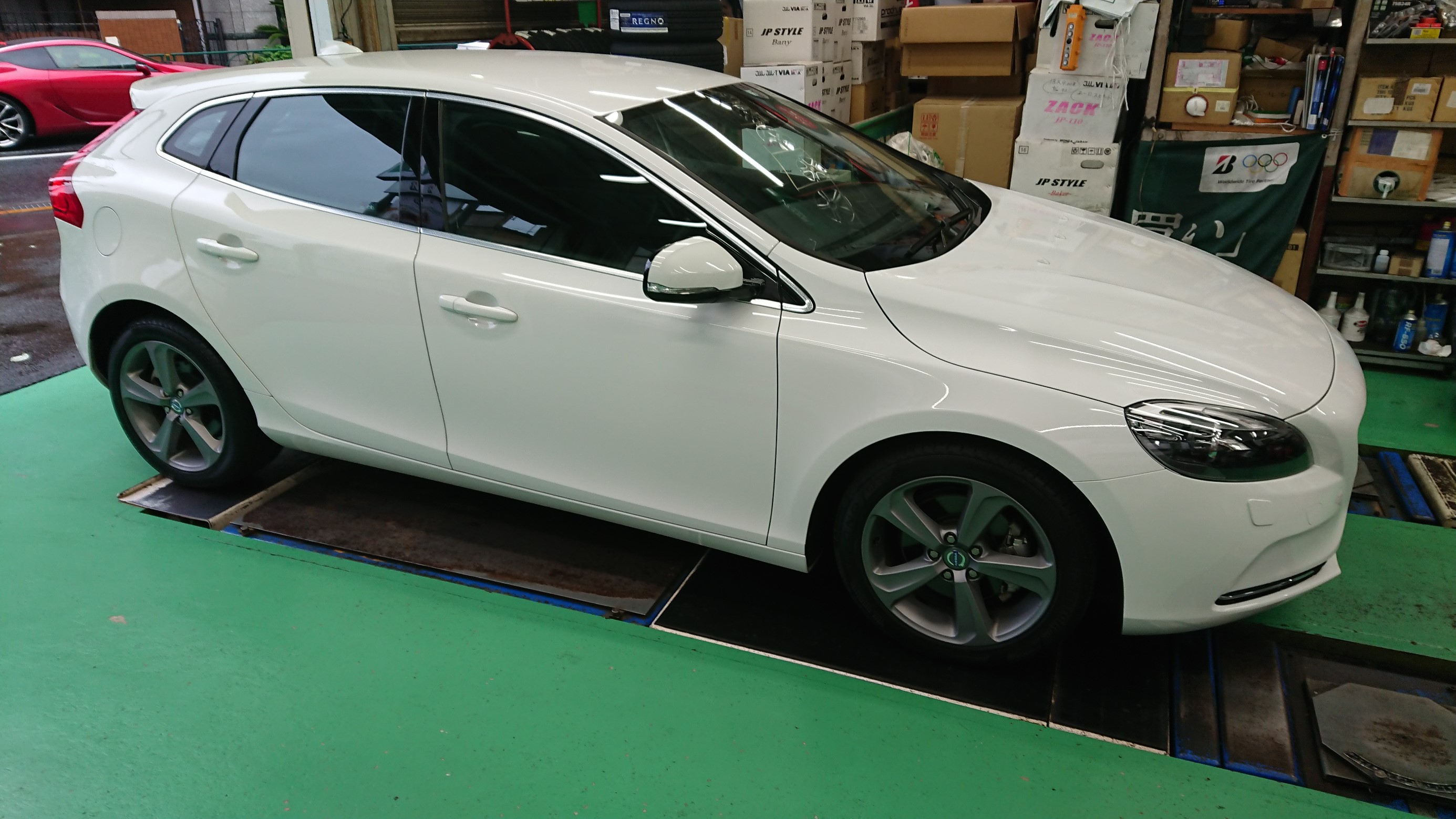 ボルボv４０ カーボンシート施工 ボルボ V40 その他 パーツ取付 各種用品取付 スタッフ日記 タイヤ館 石神井 東京都のタイヤ カー用品ショップ タイヤからはじまる トータルカーメンテナンス タイヤ館グループ