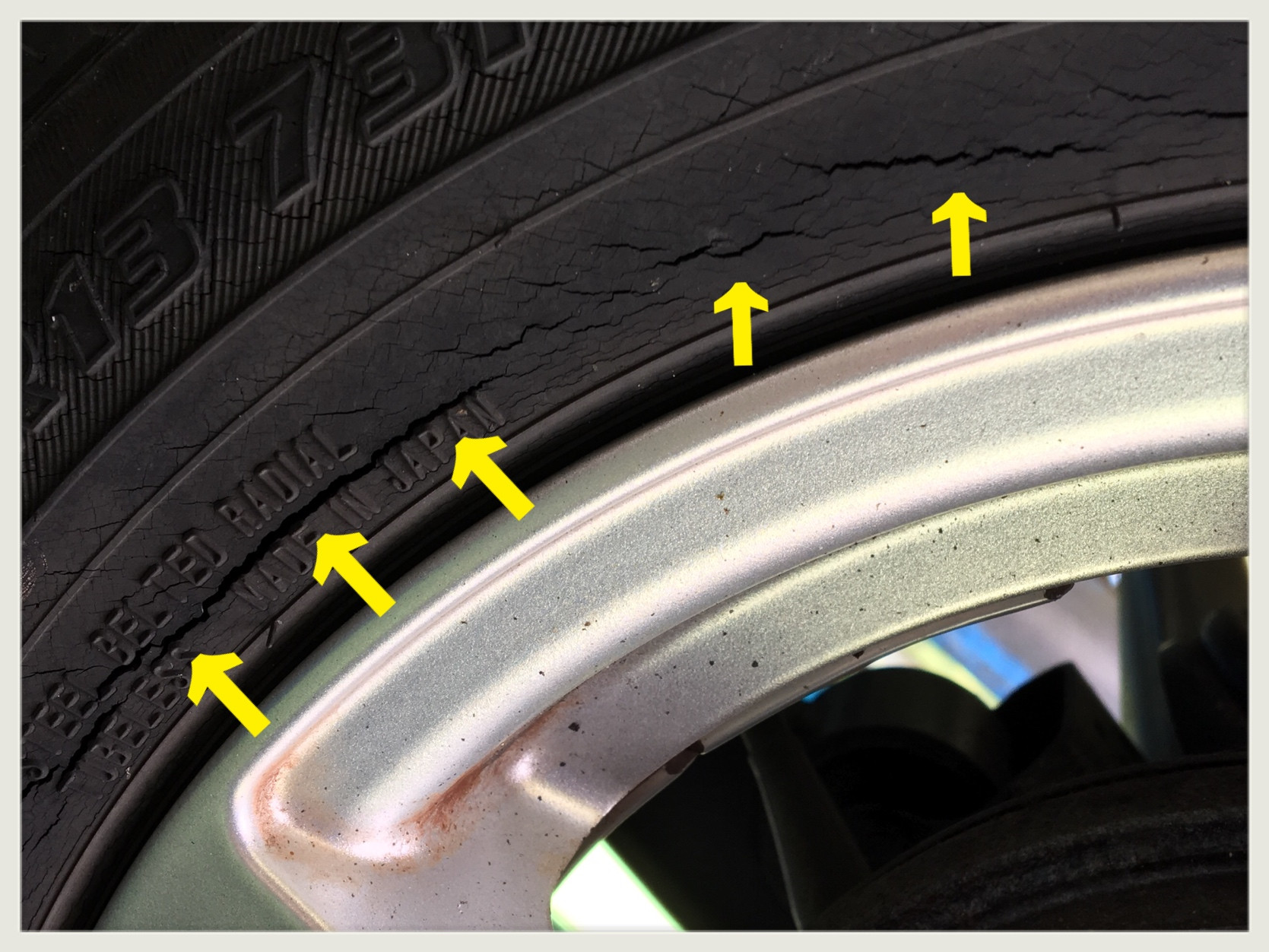 タイヤのクラック ヒビ割れ 要注意 スタッフ日記 タイヤ館 宗像 タイヤからはじまる トータルカーメンテナンス タイヤ館グループ