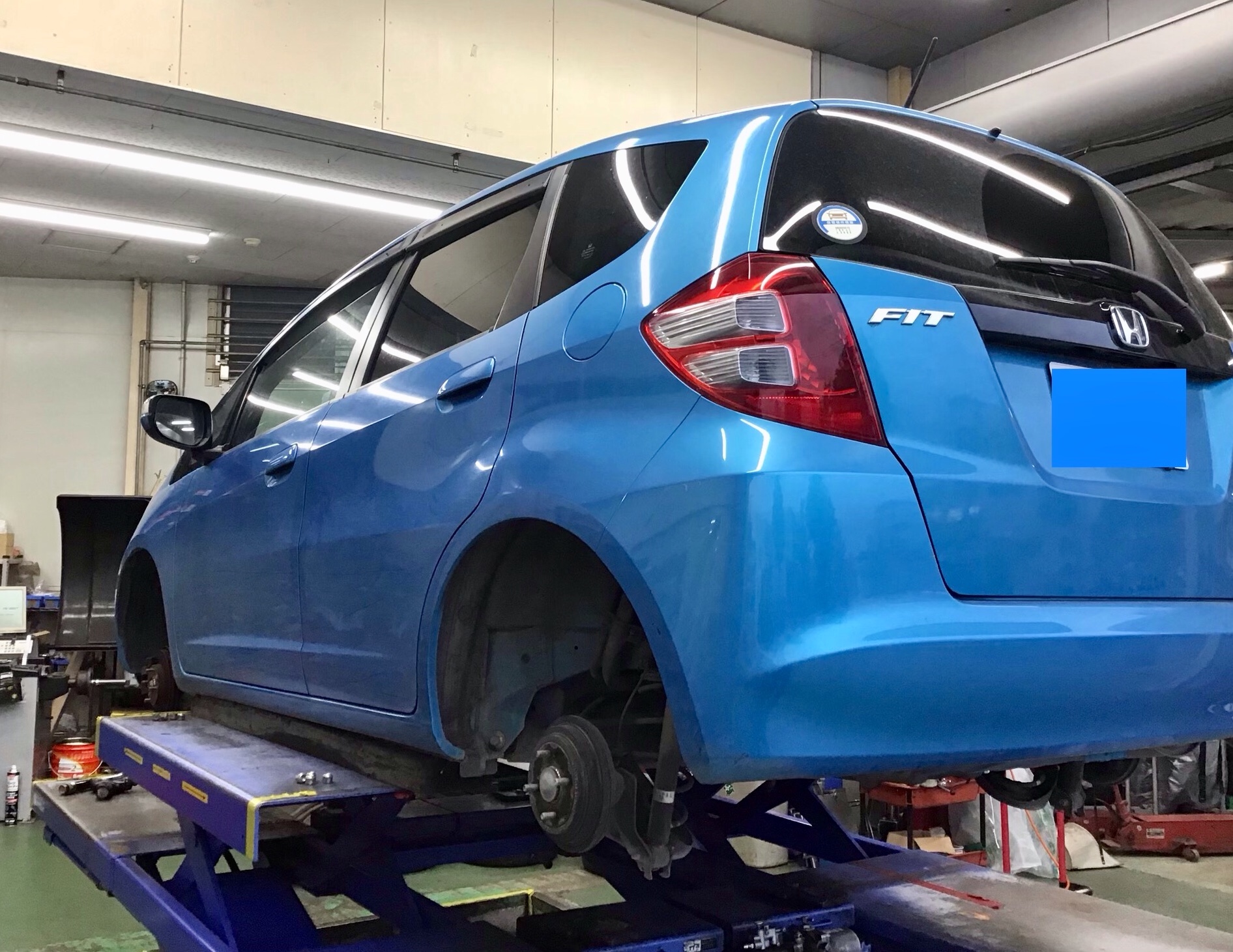フィット Ge型 のタイヤ交換作業 ホンダ フィット タイヤ タイヤ ホイール関連 タイヤ ホイール交換 サービス事例 タイヤ館 守谷ふれあい 茨城県のタイヤ カー用品ショップ タイヤからはじまる トータルカーメンテナンス タイヤ館グループ