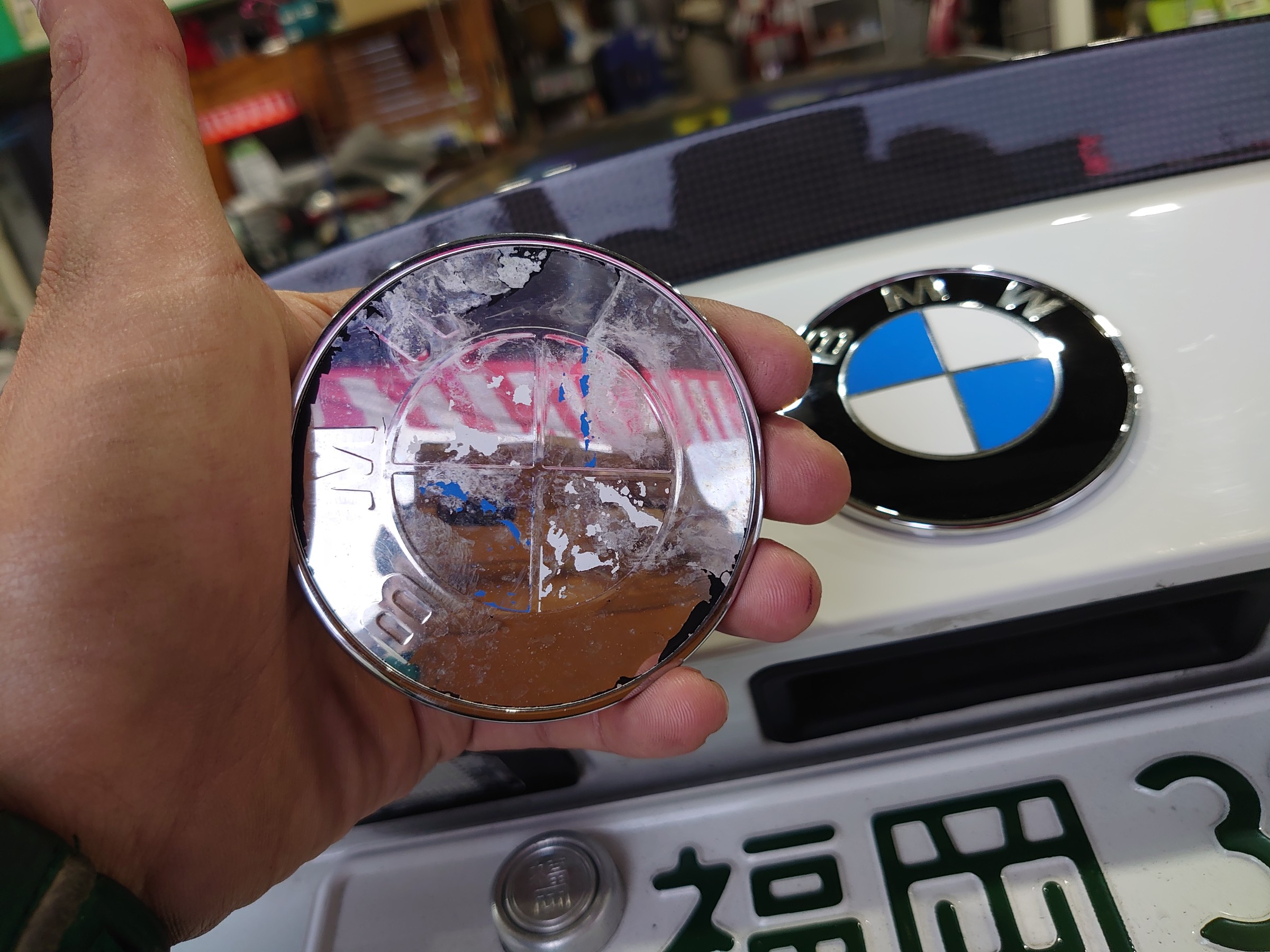 Bmw の エンブレム交換しました Bmw 3シリーズ その他 外装 内装取付 エアロ取付 技術サービス施工事例 タイヤ館 福岡東 タイヤからはじまる トータルカーメンテナンス タイヤ館グループ