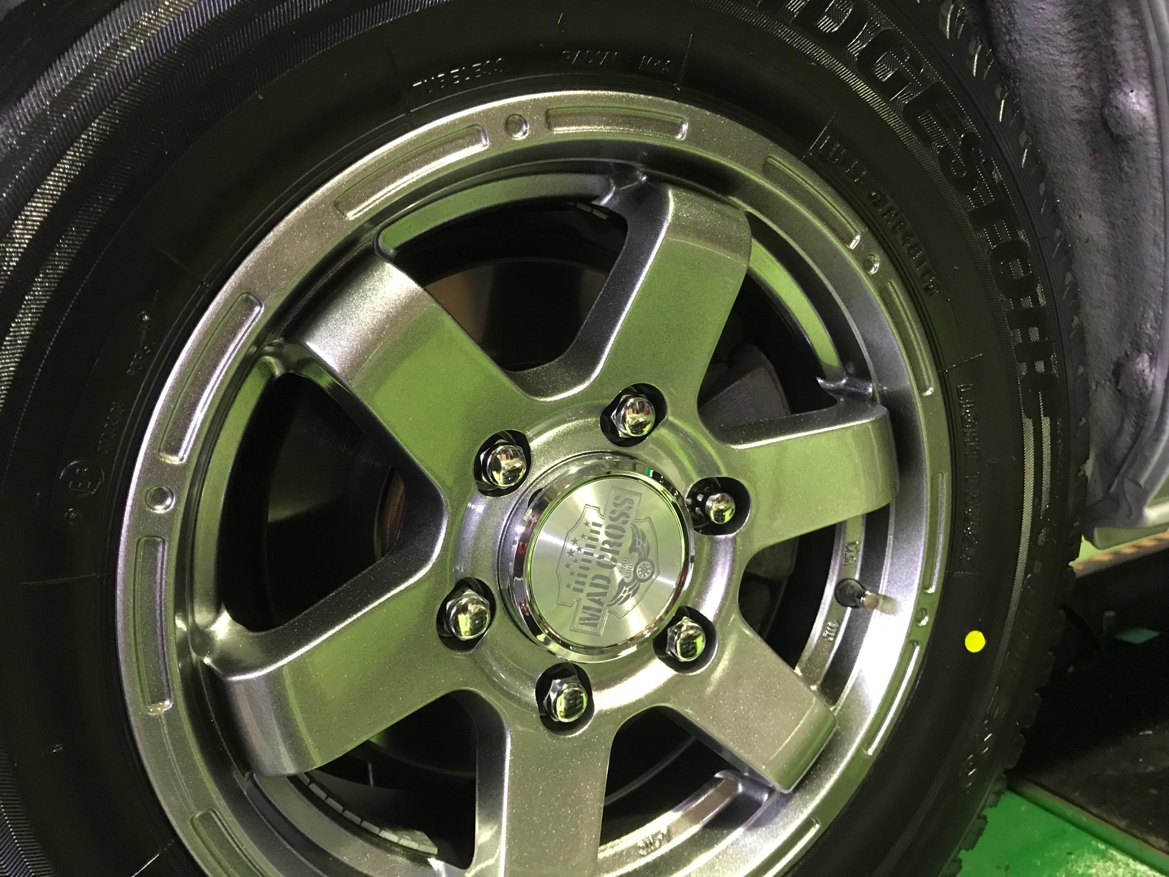 ハイエースにスタッドレスホイールセット取り付け♫ トヨタ ハイエース タイヤ その他 > スタッドレス・メンテナンス 技術サービス施工事例 タイヤ館 福岡東 タイヤからはじまる