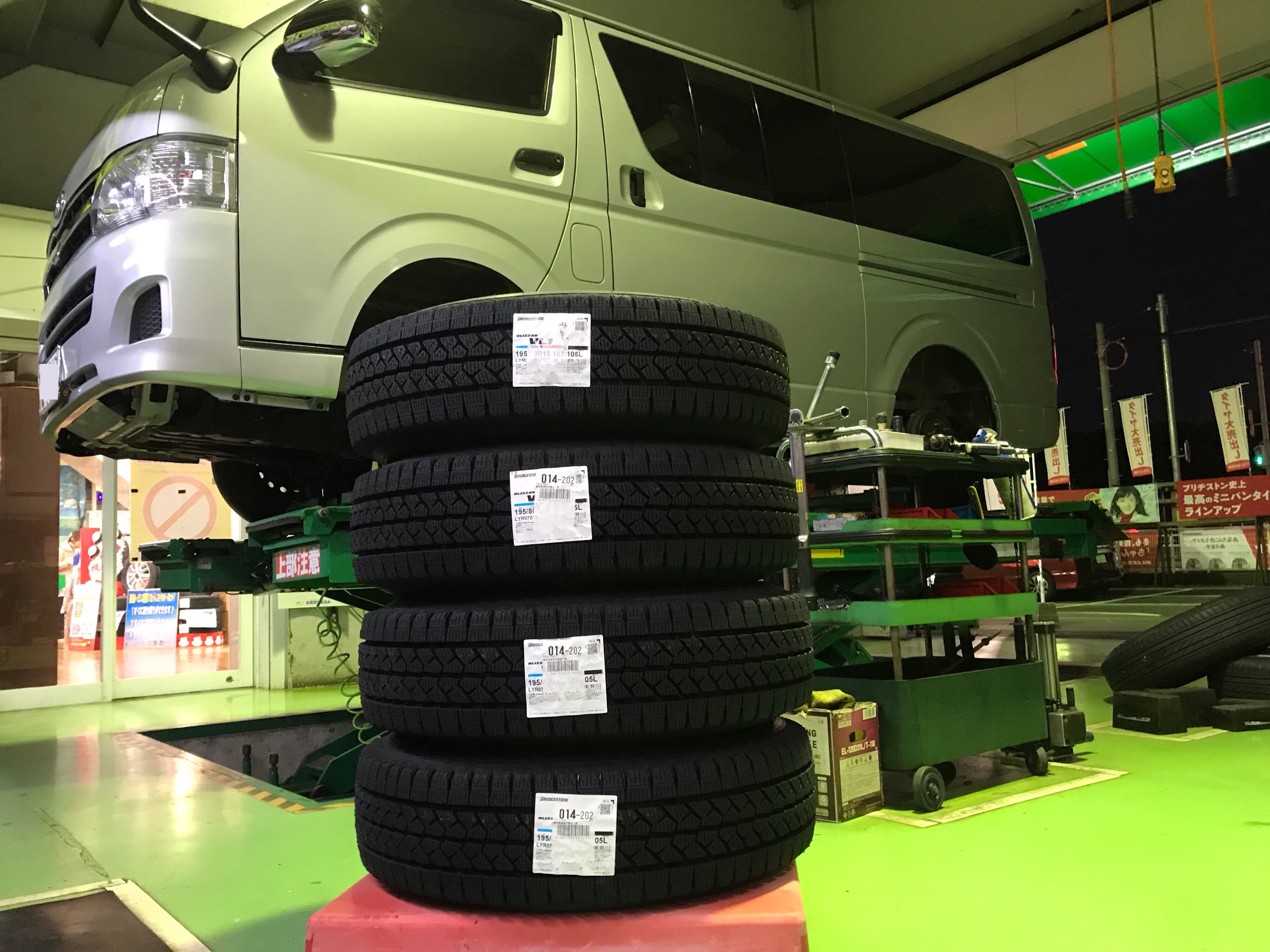 ハイエースにスタッドレスホイールセット取り付け♫ | トヨタ 
