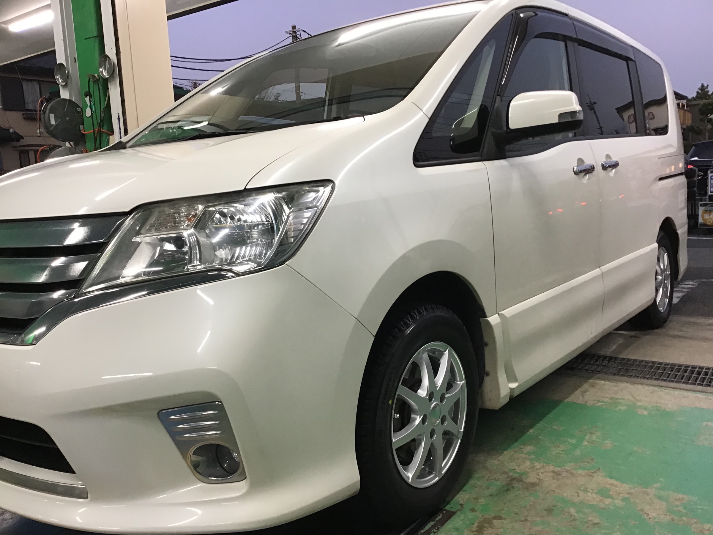 セレナ スタッドレスタイヤ取り付け 日産 セレナ サービス事例 タイヤ館 勝田台 千葉県のタイヤ カー用品ショップ タイヤからはじまる トータルカーメンテナンス タイヤ館グループ