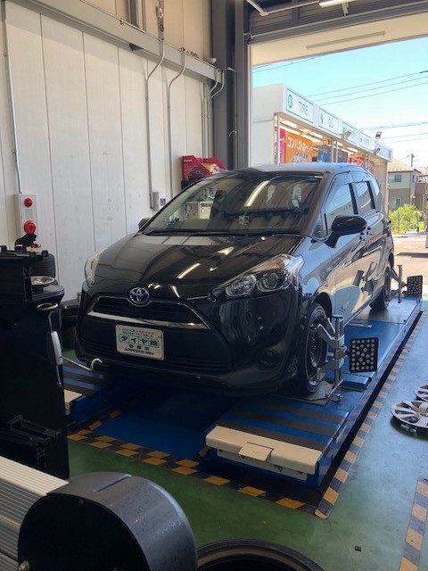 シエンタハイブリッド アライメント実施 車重の重い車こそアライメント トヨタ シエンタ サービス事例 タイヤ館 多摩境 タイヤからはじまる トータルカーメンテナンス タイヤ館グループ