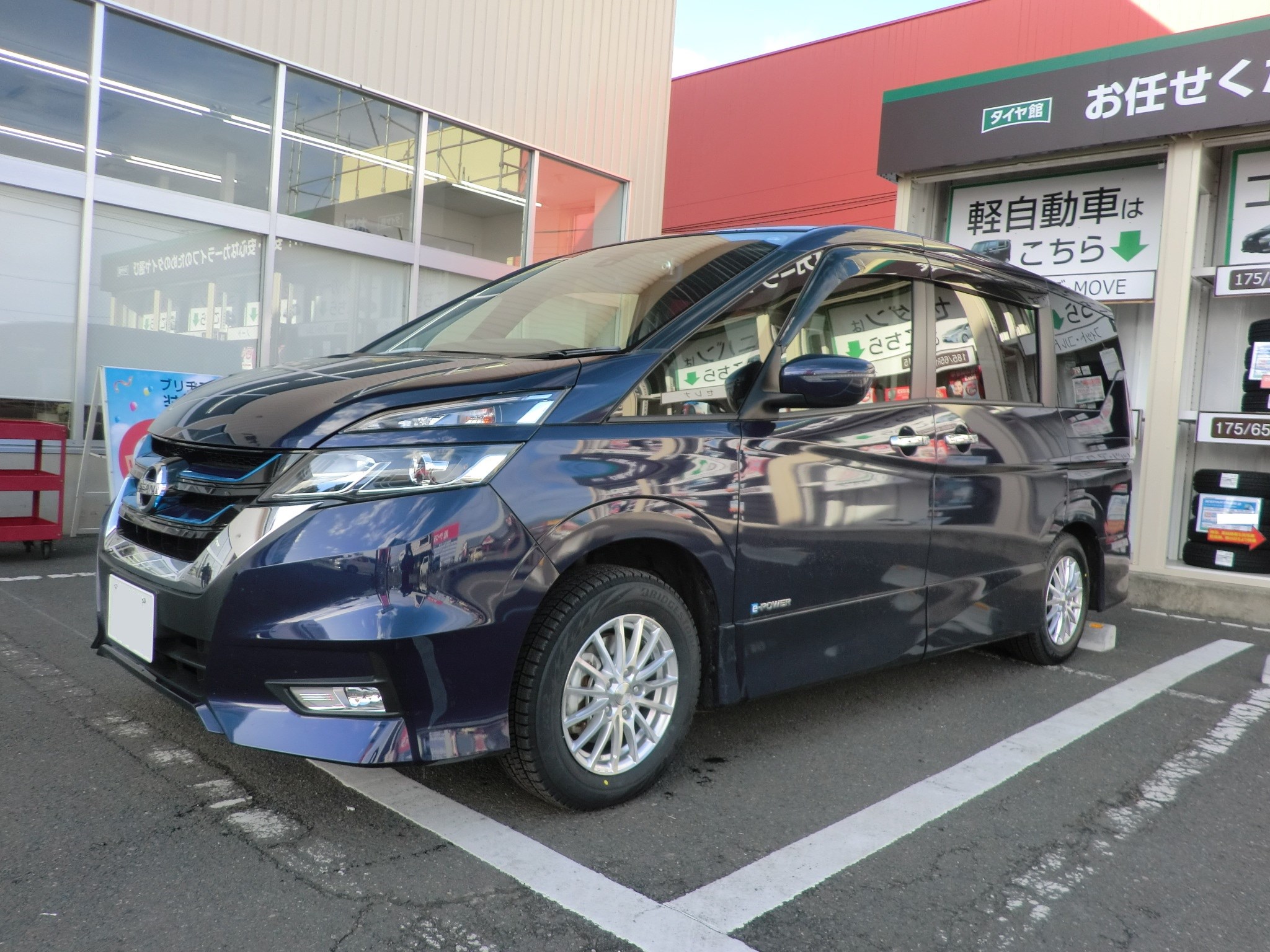 セレナ e-POWER】スタッドレスタイヤ＆アルミホイール取付！ | 日産