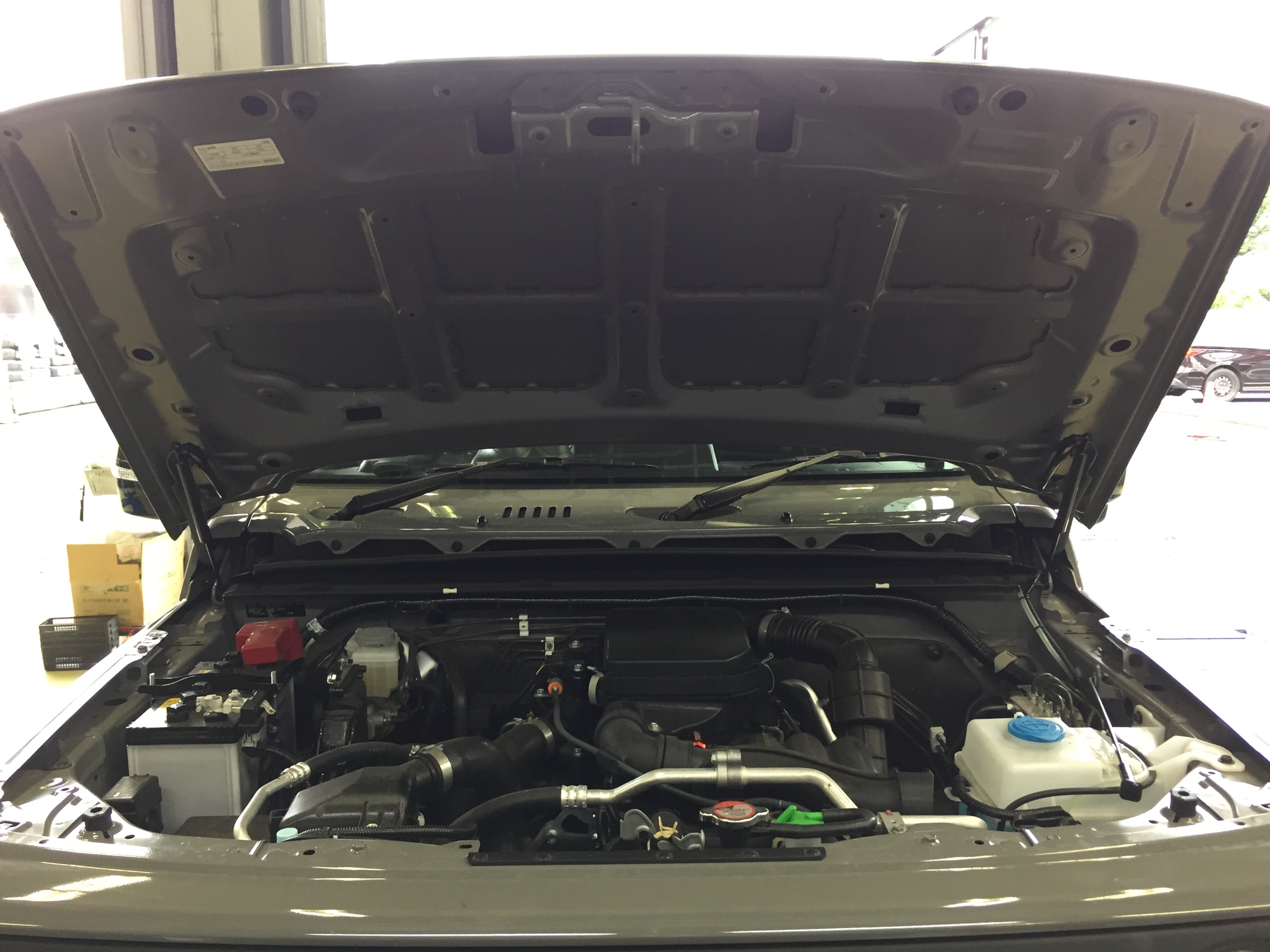 Jb64ジムニー Greddy エンジンフードリフター スズキ ジムニー パーツ取付 各種用品取付 スタッフ日記 タイヤ館 府中 東京都のタイヤ カー用品ショップ タイヤからはじまる トータルカーメンテナンス タイヤ館グループ