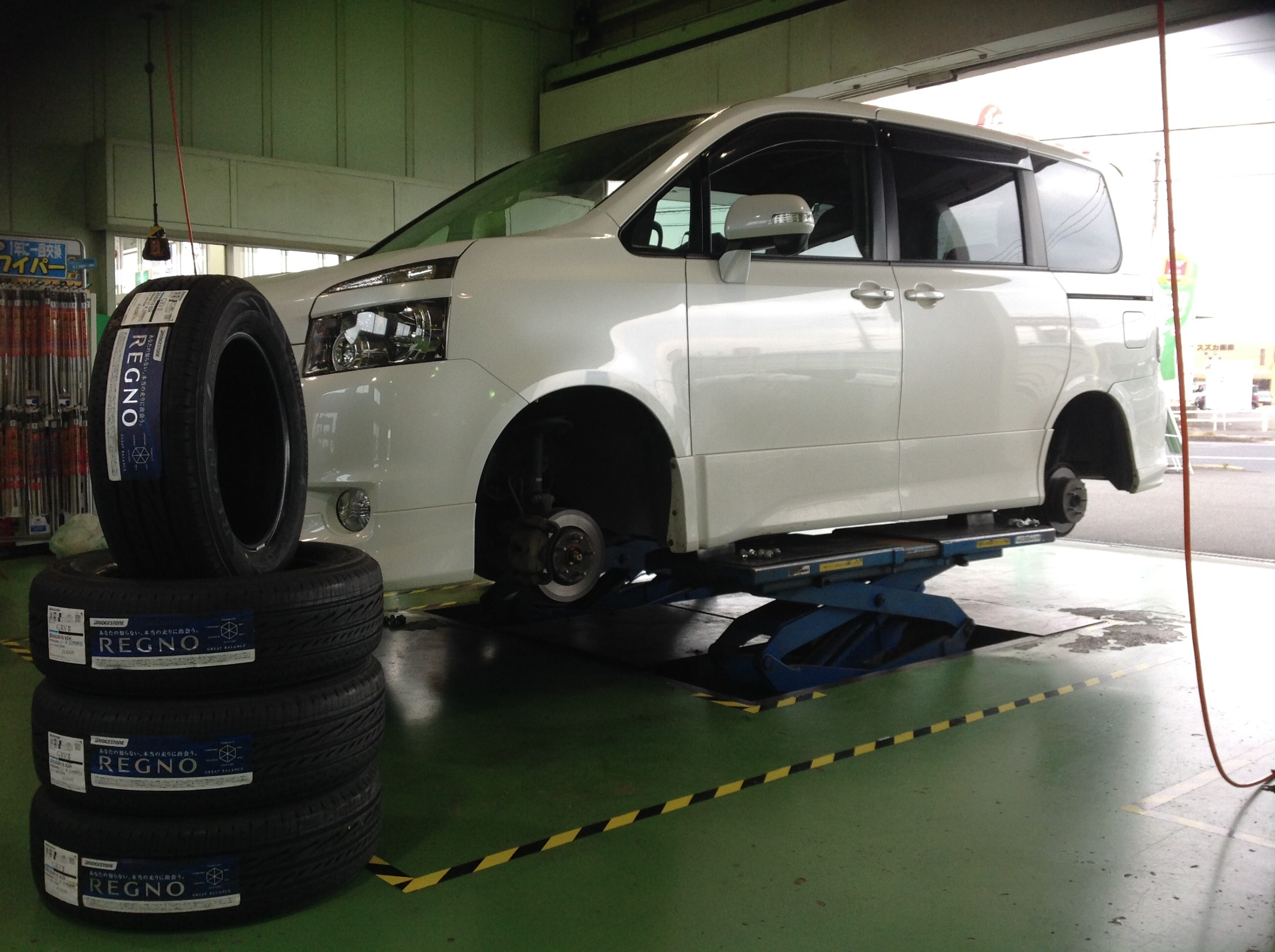 トヨタ ヴォクシー タイヤ交換作業のご紹介です トヨタ ヴォクシー タイヤ タイヤ ホイール関連 タイヤ ホイール交換 サービス事例 タイヤ館 スズカ 愛知県 三重県のタイヤ カー用品ショップ タイヤからはじまる トータルカーメンテナンス タイヤ館