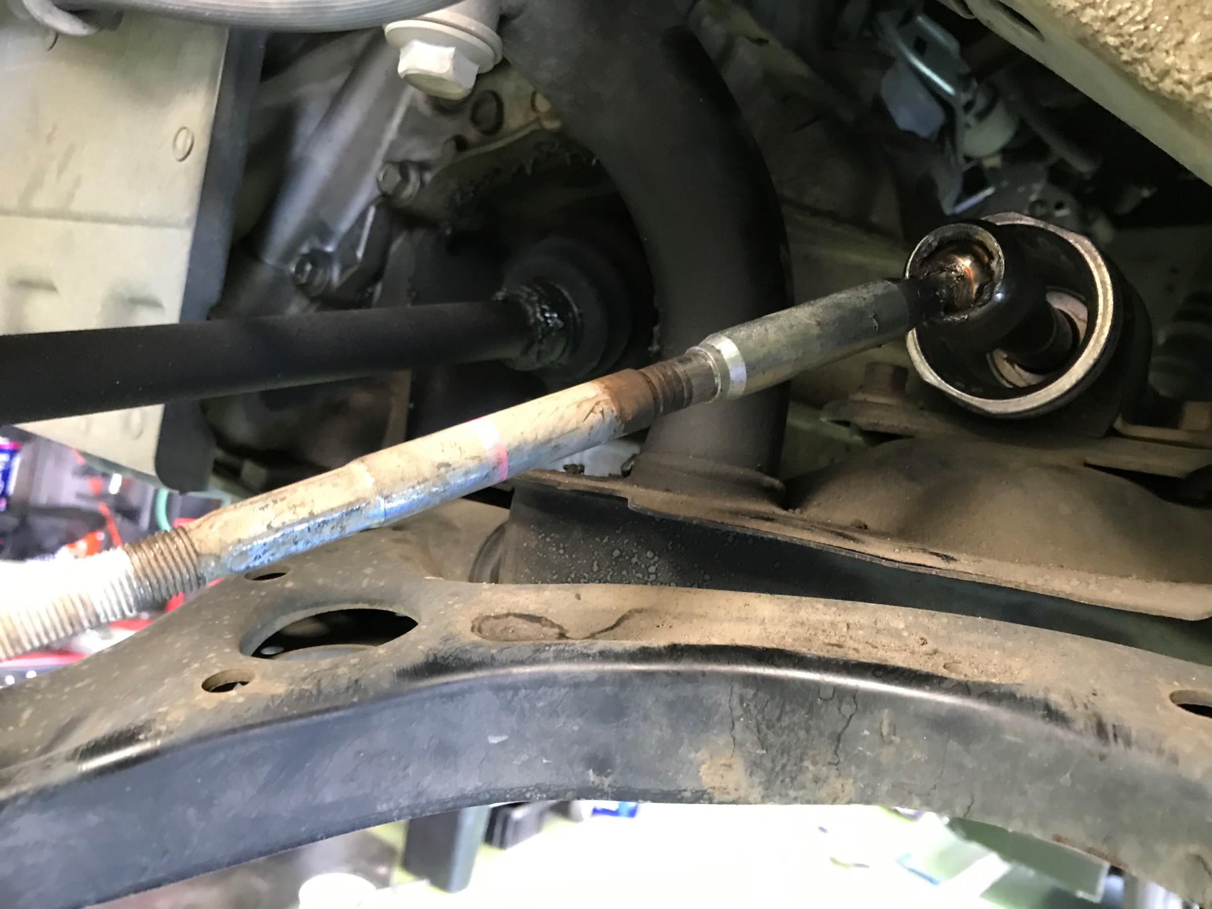 ダイハツ ムーヴ ｌ１７５ ドライブシャフトａｓｓｙ ステアリングラックブーツ交換です ダイハツ ムーヴ メンテナンス商品 パーツ取付 足回り関係取付 サービス事例 タイヤ館 うしく上柏田 茨城県のタイヤ カー用品ショップ タイヤからはじまる