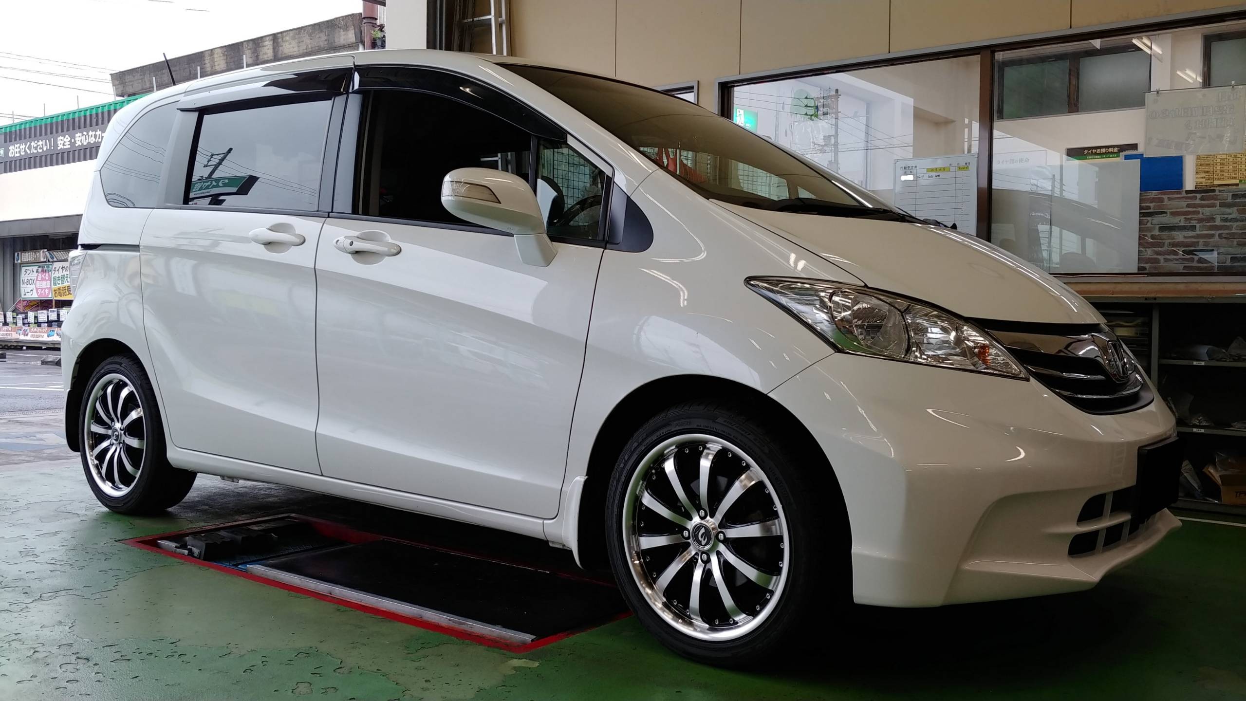 フリード ダウンサス取付け！ | ホンダ フリード その他 パーツ取付 > サスペンション取付 | ☆スタッフブログ☆ | タイヤ館 松江南 |  タイヤからはじまる、トータルカーメンテナンス タイヤ館グループ