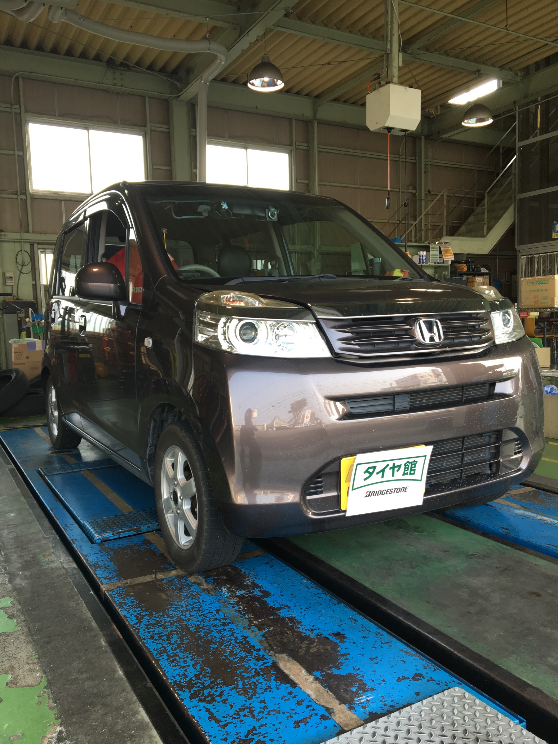 ホンダ Jc1 ライフ タイヤ交換 オイル エレメント交換作業のご紹介です ホンダ ライフ タイヤ オイル関連 エンジンオイル交換 サービス事例 タイヤ館 スズカ 愛知県 三重県のタイヤ カー用品ショップ タイヤからはじまる トータルカーメンテナンス