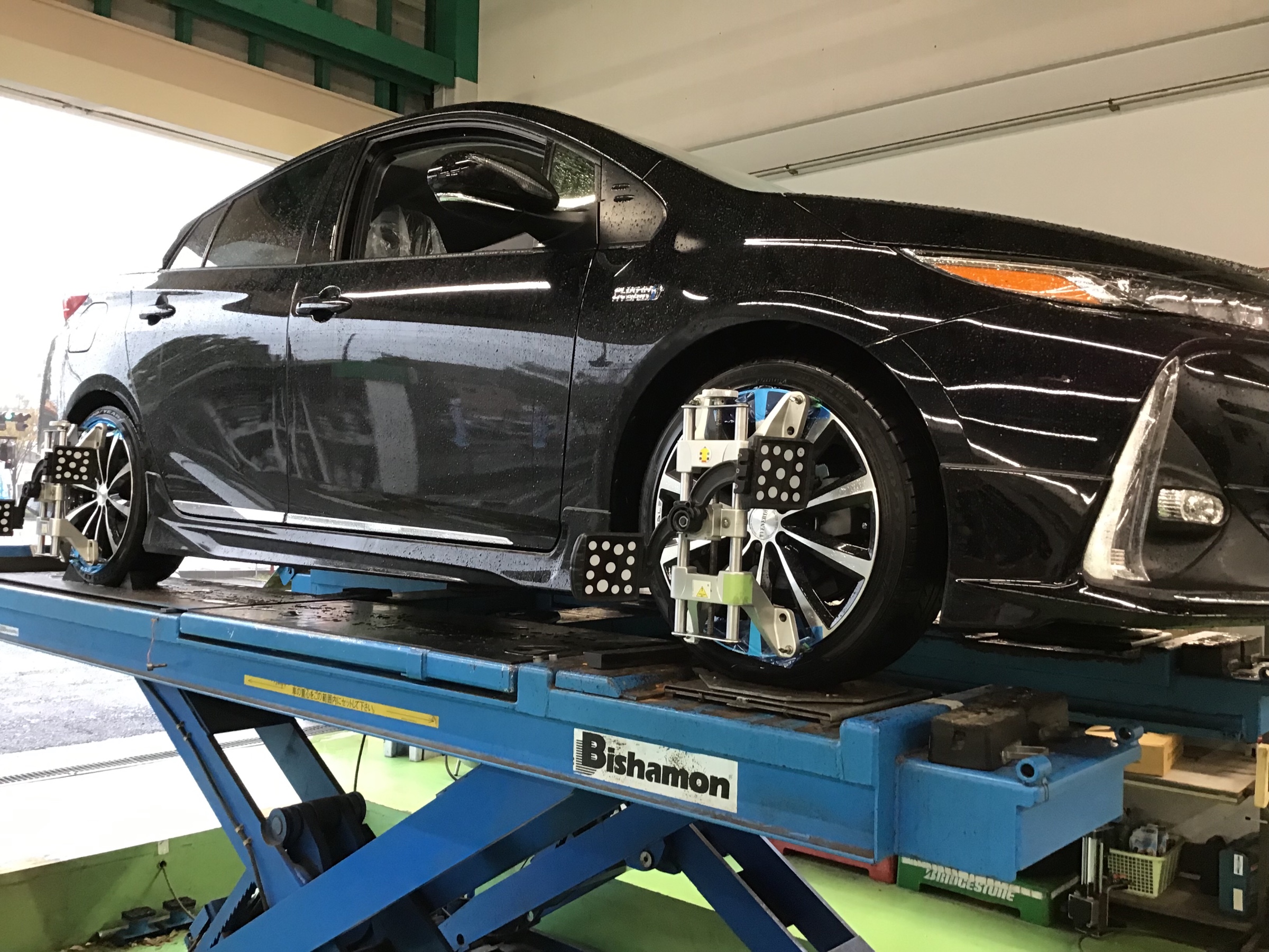 トヨタ プリウス タイヤ交換 アライメント サービス事例 タイヤ館 成田 千葉県のタイヤ カー用品ショップ タイヤからはじまる トータルカーメンテナンス タイヤ館グループ