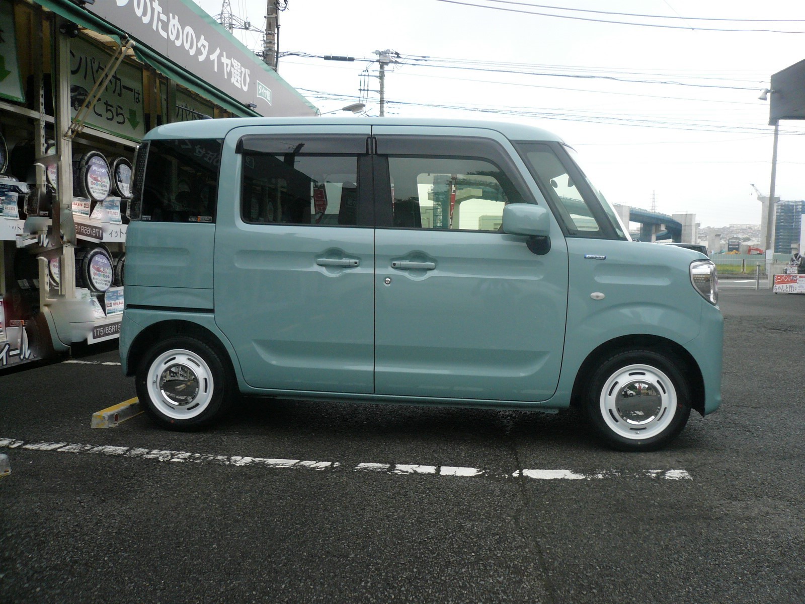 スペーシアでホイール交換 スズキ スペーシア ホイール サービス事例 タイヤ館 大船 神奈川県のタイヤ カー用品ショップ タイヤからはじまる トータルカーメンテナンス タイヤ館グループ