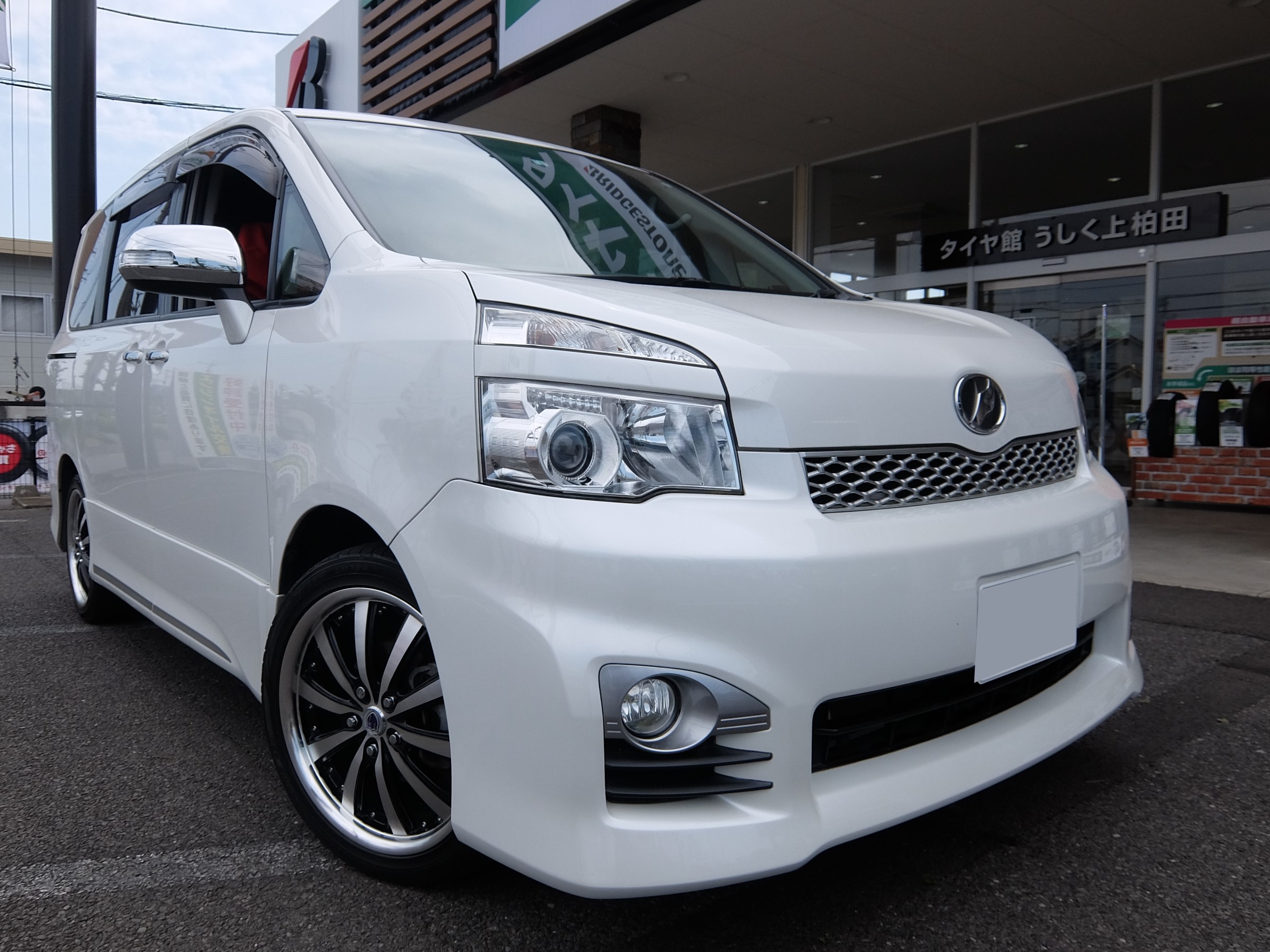 トヨタ・VOXY・ZRR70W】 マフラー交換 | 店舗おススメ