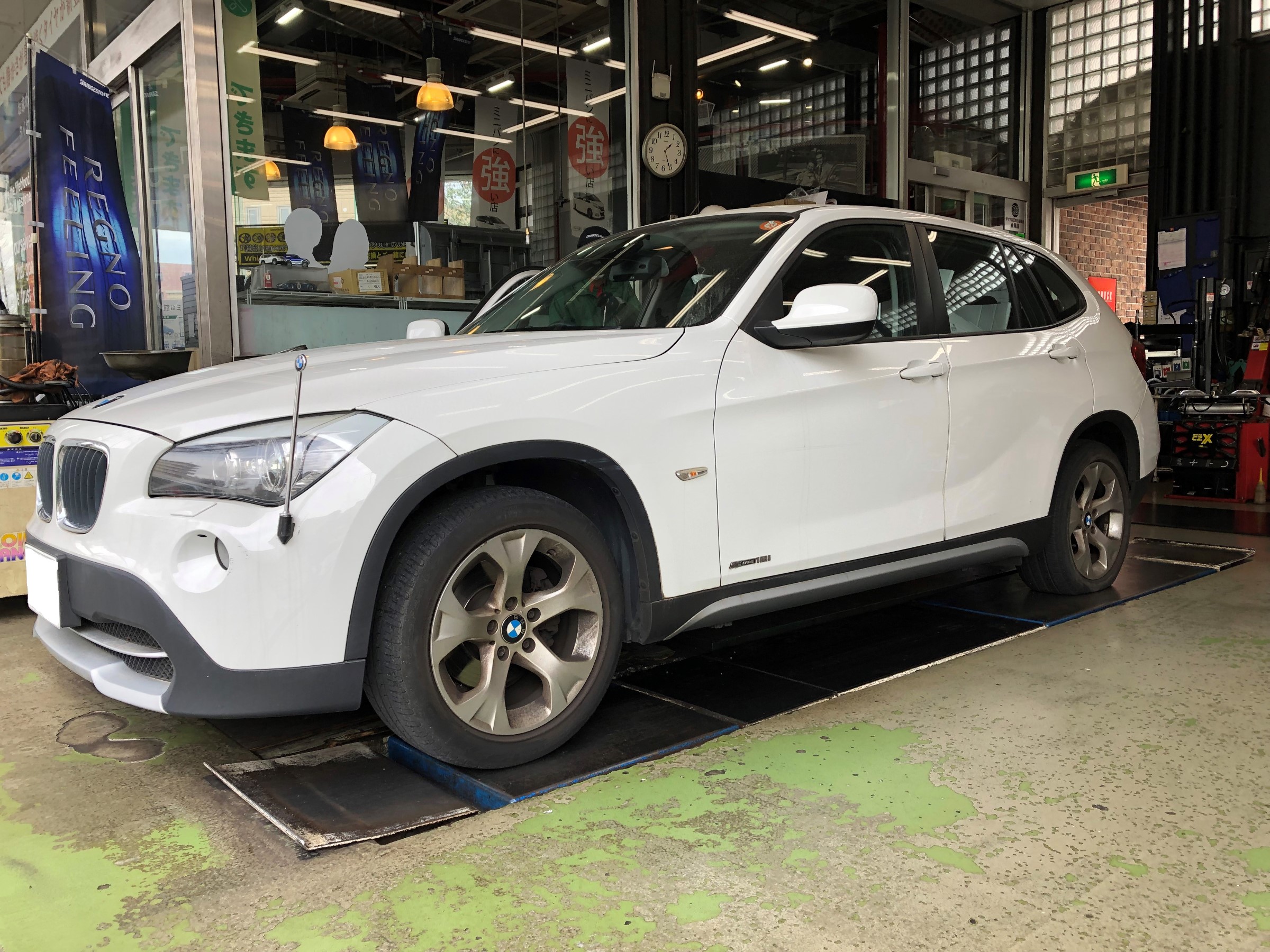 Bmw X1 タイヤ交換 Dueler H P Sports Bmw X1 タイヤ タイヤ ホイール関連 タイヤ ホイール交換 スタッフ日記 タイヤ館 パドック２４６ 東京都のタイヤ カー用品ショップ タイヤからはじまる トータルカーメンテナンス タイヤ館グループ