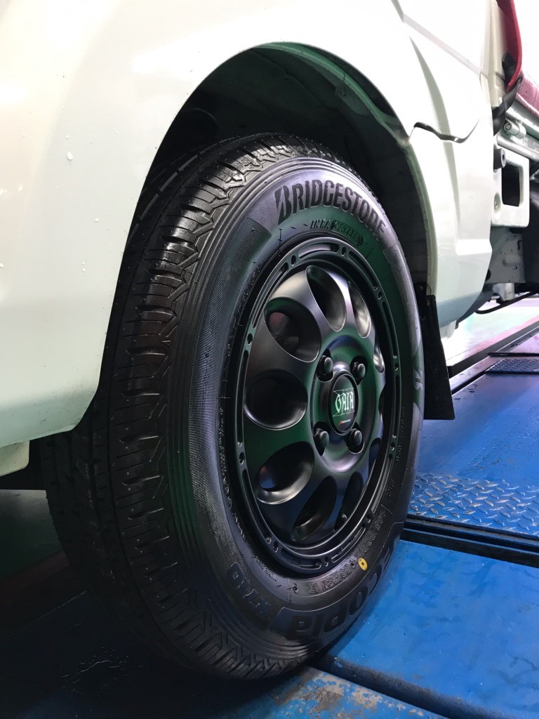 日産NV100 軽トラック ガイアクロス 12インチ取付 | 日産 NV100 ホイール タイヤ・ホイール関連 > タイヤ・ホイール交換 |  サービス事例 | タイヤ館 瀬谷 | 神奈川県のタイヤ、カー用品ショップ タイヤからはじまる、トータルカーメンテナンス タイヤ館グループ