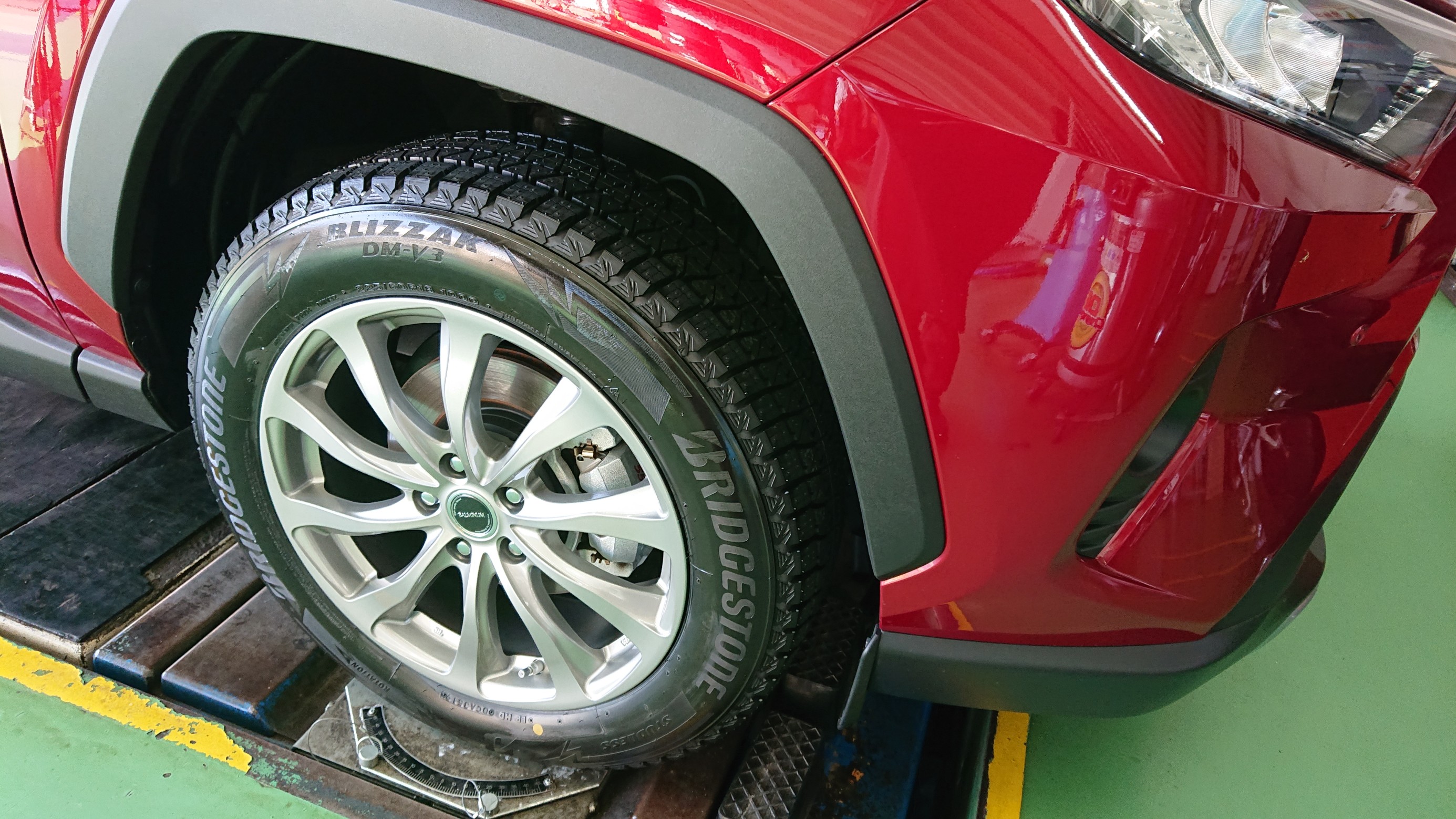 トヨタ 新型ｒａｖ４ スタッドレスタイヤ ホイールセット トヨタ Rav4 タイヤ タイヤ ホイール関連 タイヤ ホイール交換 サービス事例 タイヤ館 西船橋 千葉県のタイヤ カー用品ショップ タイヤからはじまる トータルカーメンテナンス タイヤ館グループ