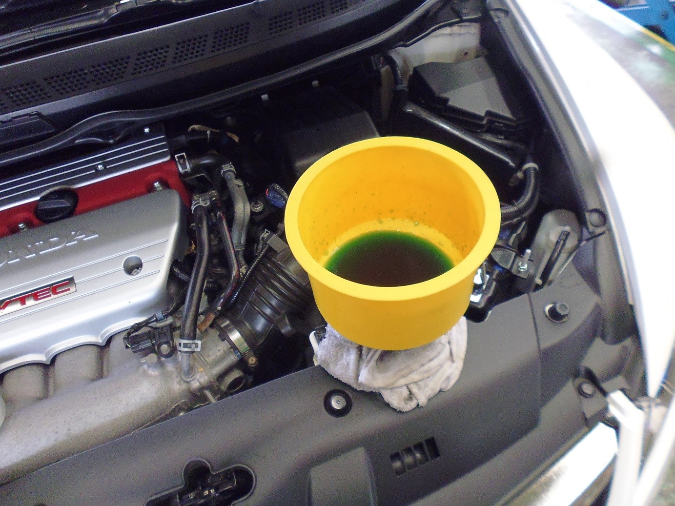 Fd2型シビックタイプｒクーラント交換など ホンダ シビック メンテナンス商品 タイヤ ホイール関連 4輪トータルアライメント調整 サービス事例 タイヤ館 加古川中央 兵庫県のタイヤ カー用品ショップ タイヤからはじまる トータルカーメンテナンス タイヤ館