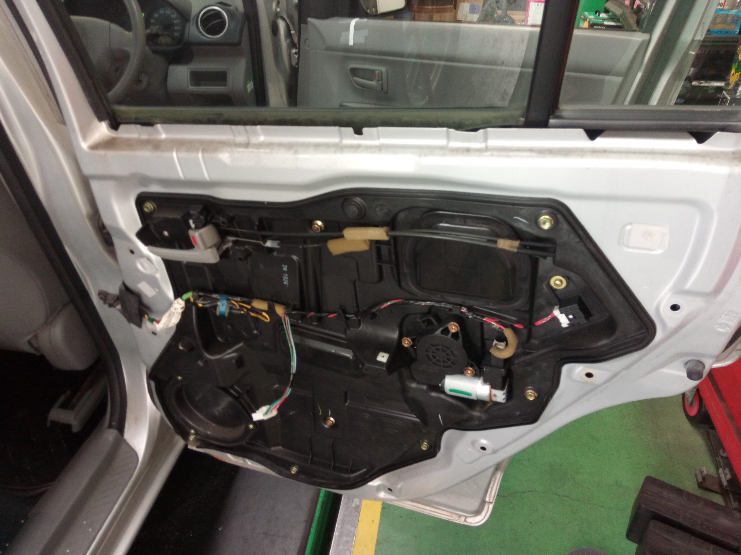 パワーウィンドウが動かない!!窓ガラス開かない!! 日産 ノート その他 その他 &gt; 車検 作業日記 タイヤ館 春日 タイヤ
