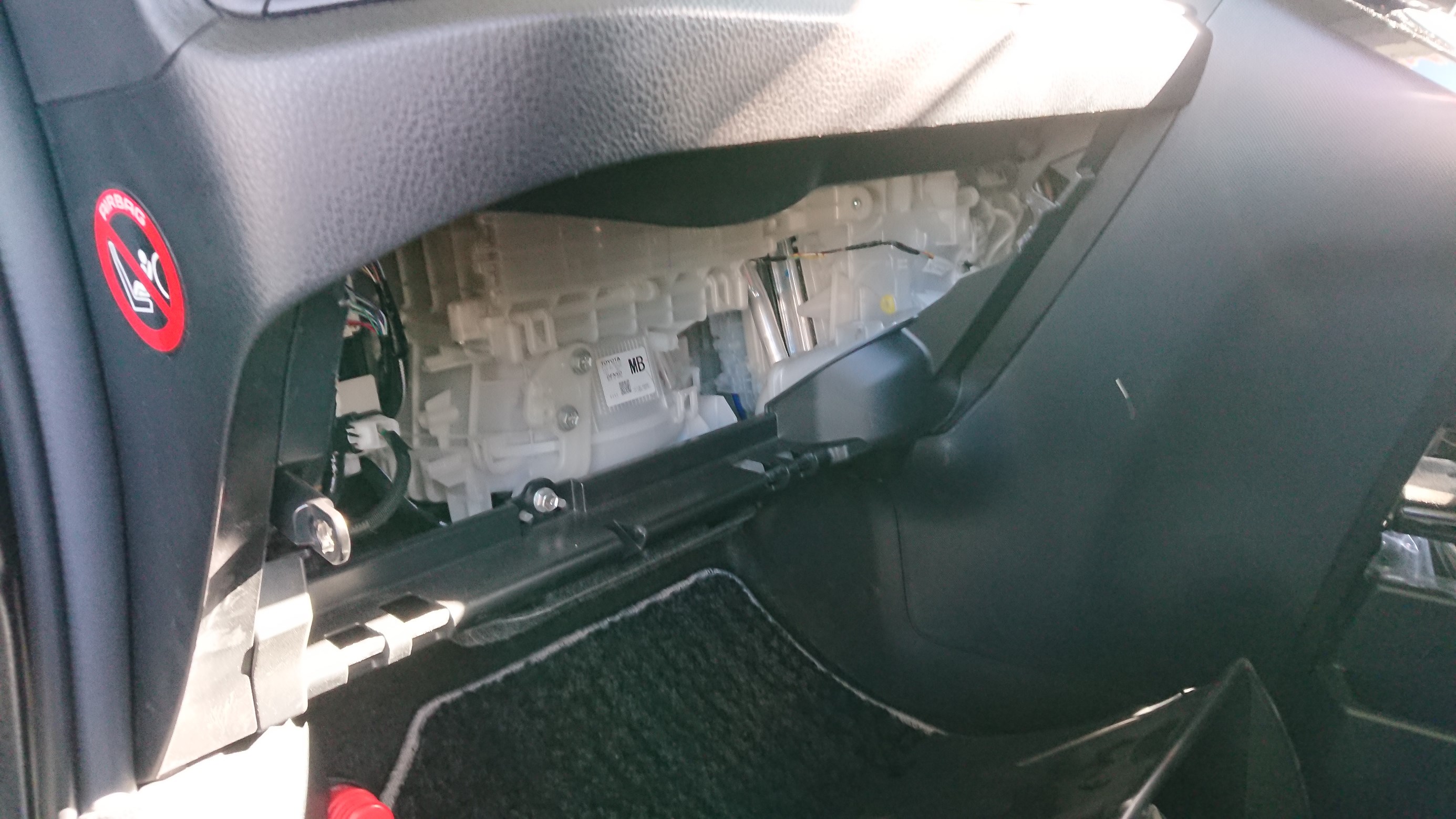ヴォクシー ｚｒｒ８０ｗ エアコンフィルター交換 サービス事例 タイヤ館 真岡 タイヤからはじまる トータルカーメンテナンス タイヤ館グループ