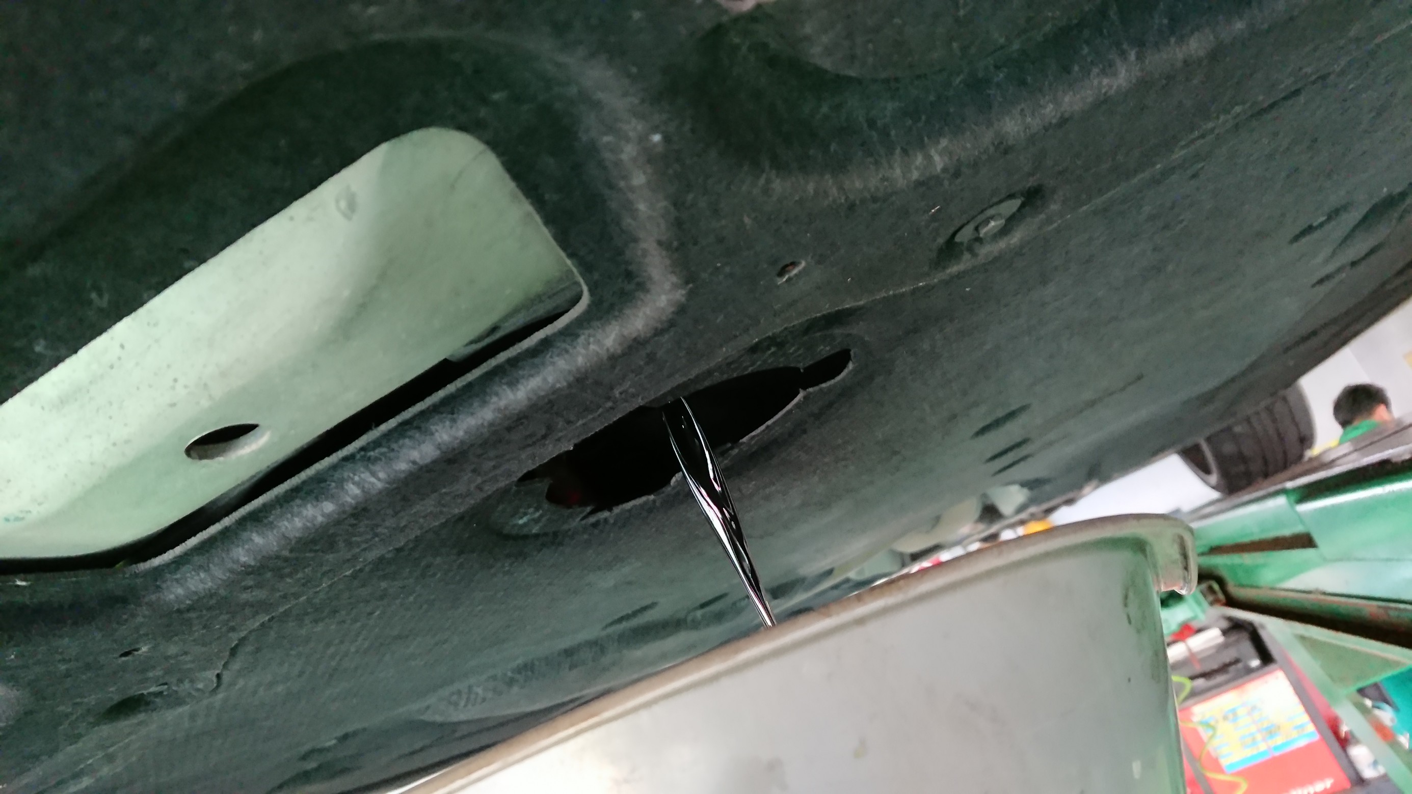 Bmw F10 523d の エンジンオイル交換しました Bmw 5シリーズ メンテナンス商品 オイル関連 エンジンオイル交換 技術サービス施工事例 タイヤ館 福岡東 タイヤからはじまる トータルカーメンテナンス タイヤ館グループ