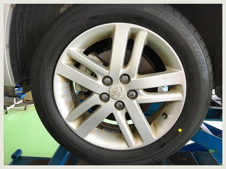 トヨタ ラクティス タイヤ アライメント作業 トヨタ ラクティス タイヤ タイヤ ホイール関連 4輪トータルアライメント調整 サービス事例 タイヤ館 成田 千葉県のタイヤ カー用品ショップ タイヤからはじまる トータルカーメンテナンス タイヤ