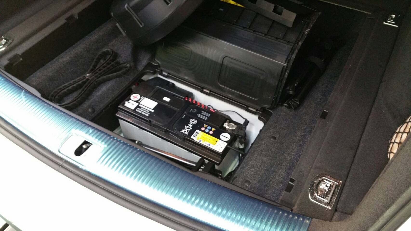 アウディQ5 バッテリー交換 取り付け・施工事例集 タイヤ館 福岡西 タイヤからはじまる、トータルカーメンテナンス タイヤ館グループ