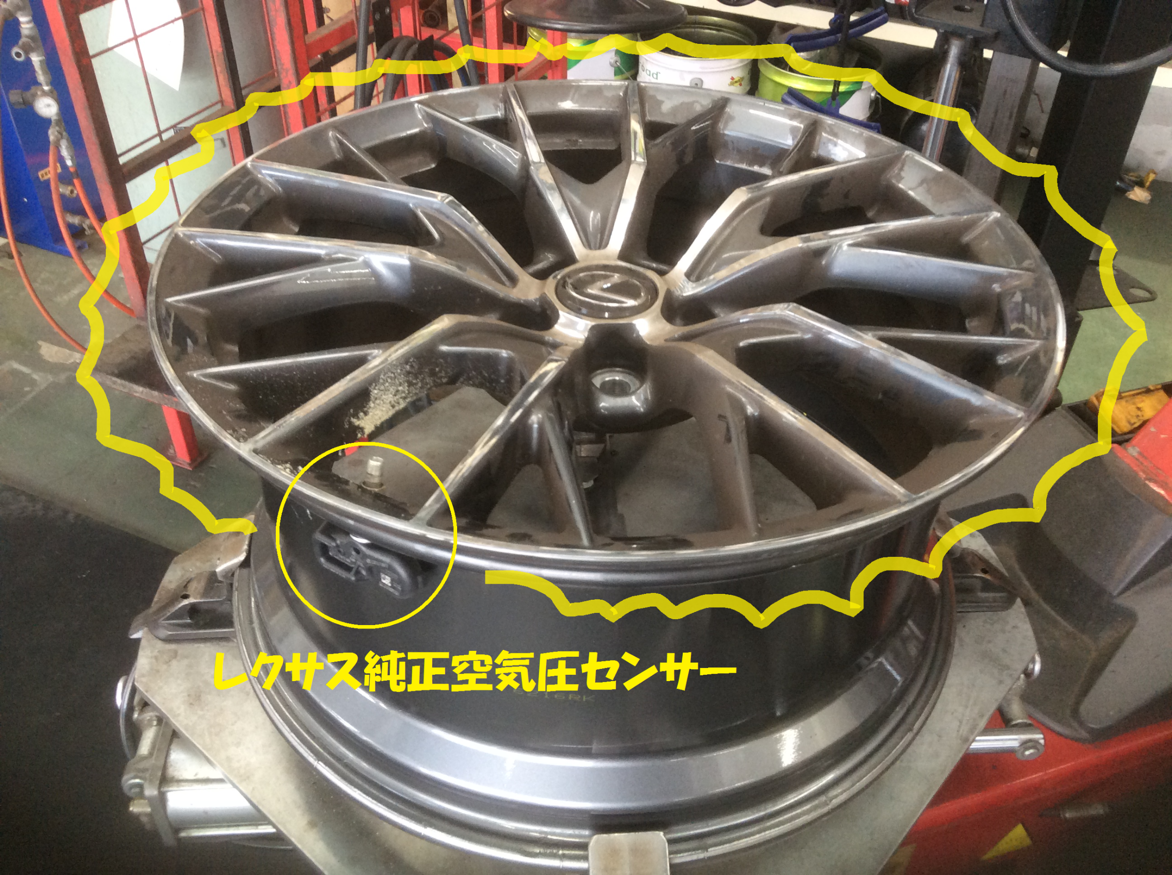レクサス Gs F タイヤ交換作業です レクサス Gs F 総和店こだわり作業 タイヤ館 総和 茨城県のタイヤ カー用品ショップ タイヤからはじまる トータルカーメンテナンス タイヤ館グループ