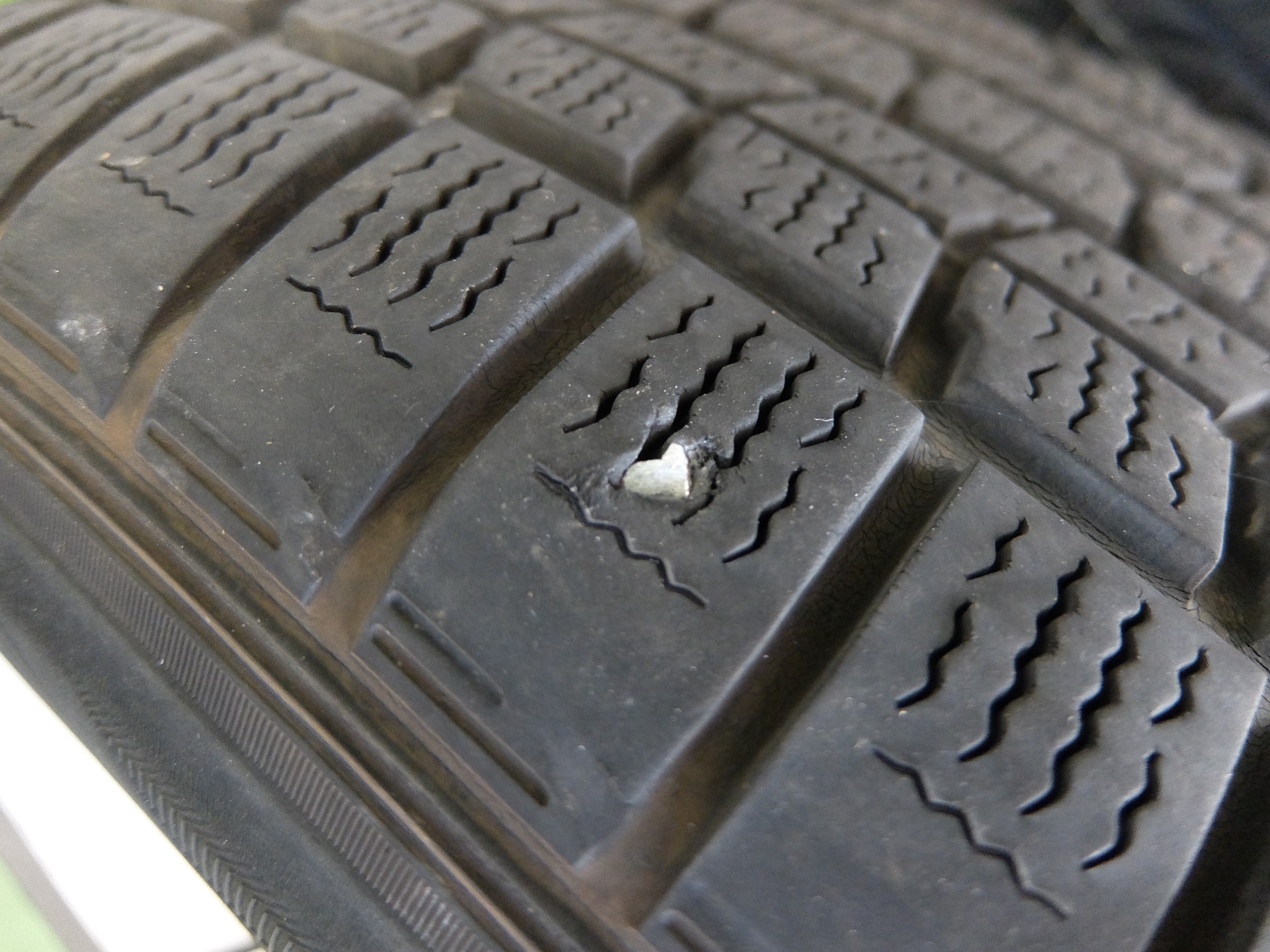 トヨタ・プリウスα・ZVW40】タイヤ交換 | 店舗おススメ情報