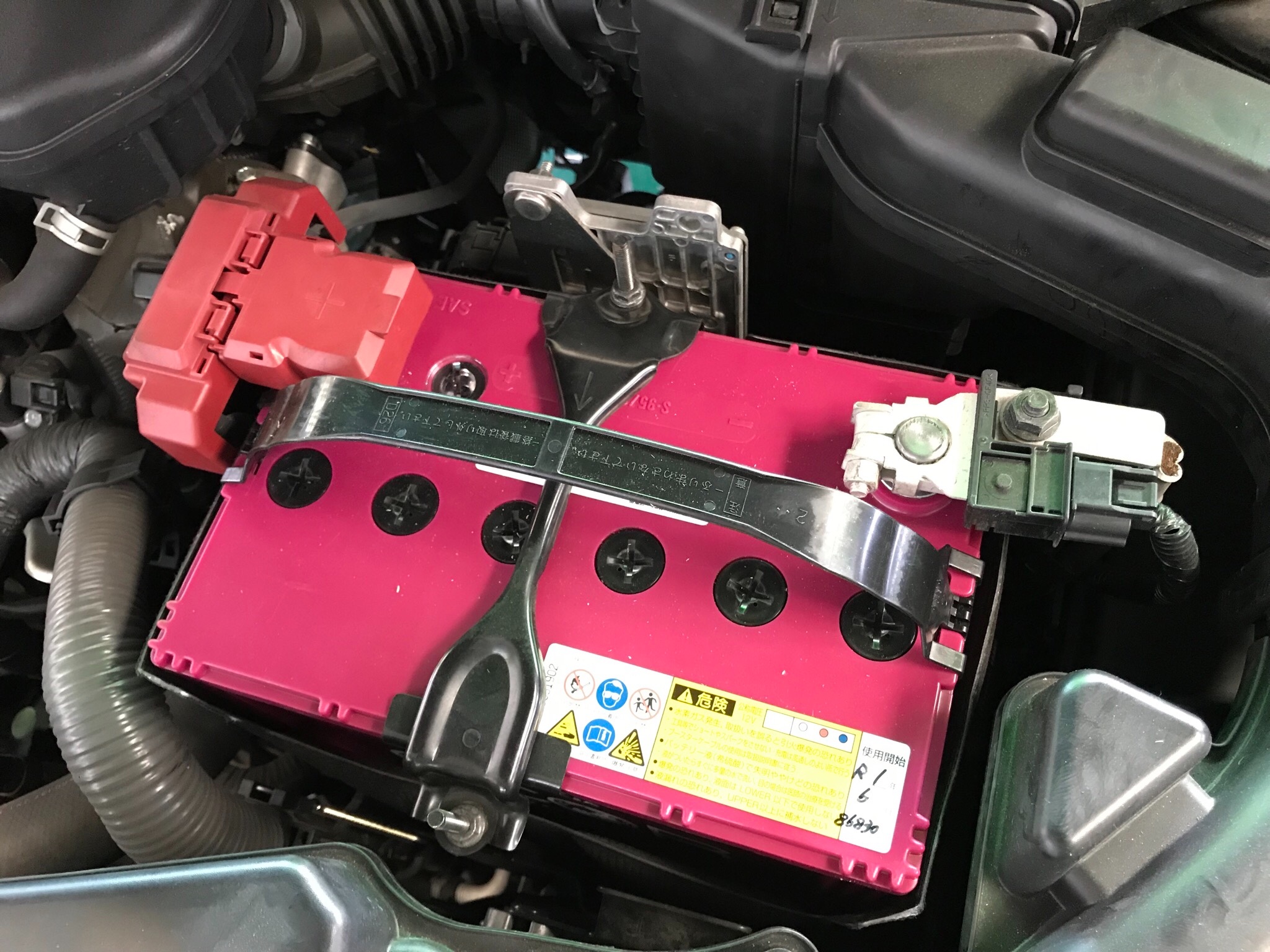 エクストレイルのバッテリー交換をしました 日産 エクストレイル メンテナンス商品 技術サービス施工事例 タイヤ館 福岡東 タイヤからはじまる トータルカーメンテナンス タイヤ館グループ