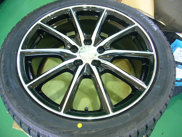 カローラスポーツ ｖｒｘ２ ２１５ ４５ｒ１７ エコフォルムｃｒｓ１５ スタッドレスタイヤ交換 トヨタ カローラスポーツ タイヤ タイヤ ホイール関連 タイヤ ホイール交換 サービス事例 タイヤ館 綾瀬 神奈川県のタイヤ カー用品ショップ タイヤから
