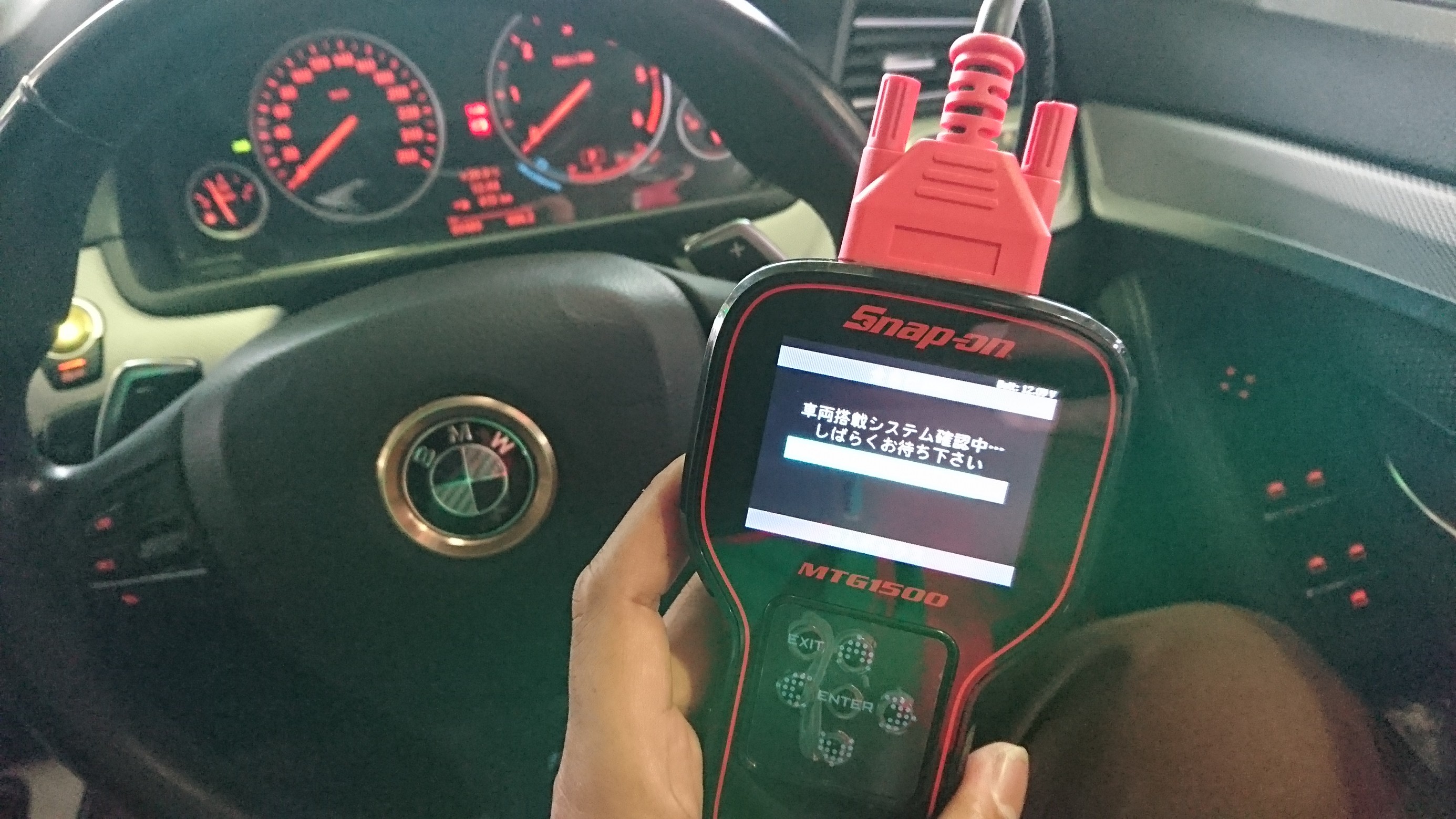 Bmw F10 523d の エンジンオイル交換しました Bmw 5シリーズ メンテナンス商品 オイル関連 エンジンオイル交換 技術サービス施工事例 タイヤ館 福岡東 タイヤからはじまる トータルカーメンテナンス タイヤ館グループ