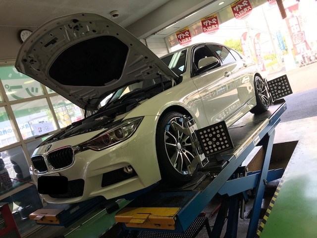Bmw ｆ３０ ３２０ ｍスポーツ アライメント １９インチ Bmw 3シリーズ タイヤ タイヤ ホイール関連 4輪トータルアライメント調整 サービス事例 タイヤ館 守山 京都府 滋賀県のタイヤからはじまる トータルカーメンテナンス タイヤ館グループ