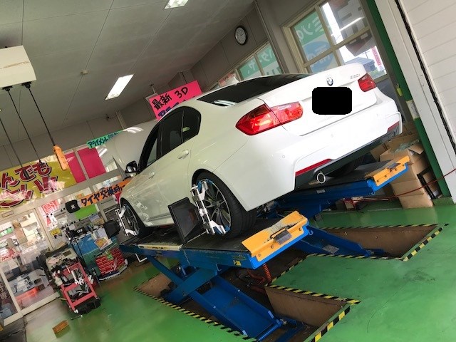 Bmw ｆ３０ ３２０ ｍスポーツ アライメント １９インチ Bmw 3シリーズ タイヤ タイヤ ホイール関連 4輪トータルアライメント調整 サービス事例 タイヤ館 守山 京都府 滋賀県のタイヤからはじまる トータルカーメンテナンス タイヤ館グループ