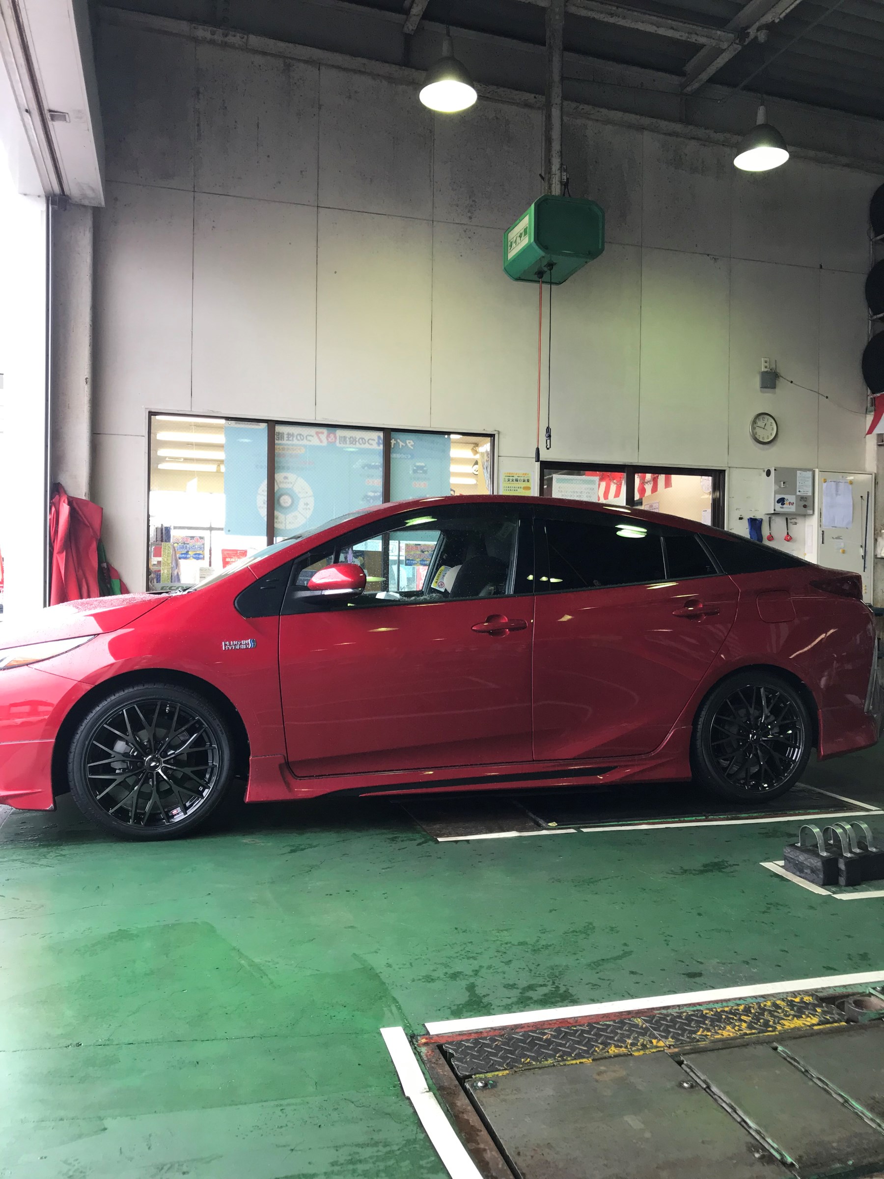 プリウス ｐｈｖ ホイール装着 アライメント作業 サービス事例 タイヤ館 都城 タイヤからはじまる トータルカーメンテナンス タイヤ館グループ