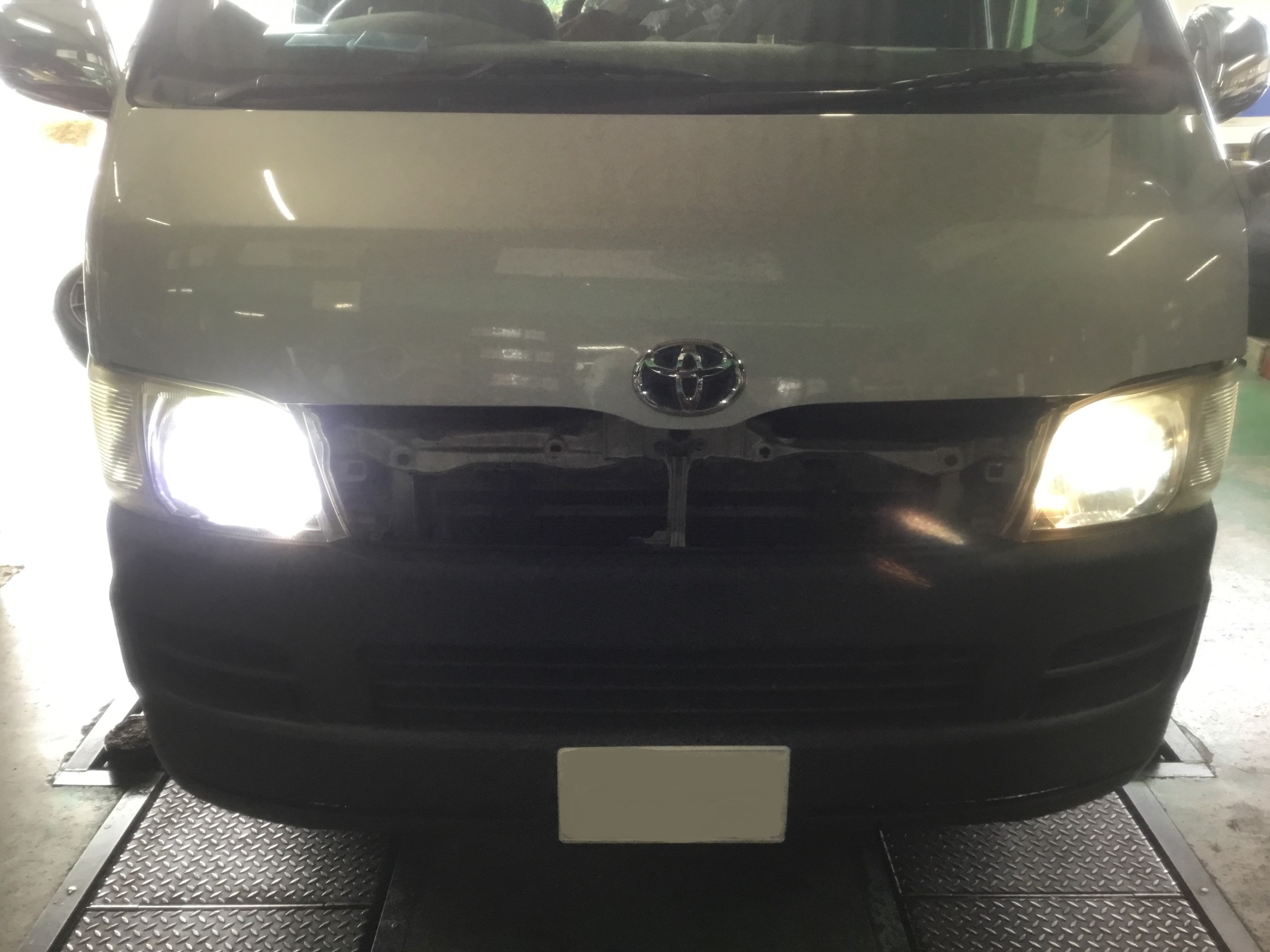 200系ハイエース、LEDヘッドライトバルブ＆ポジションバルブ取り付け