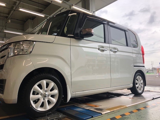 白いアルミホイールの装着です ホンダ ｎ ｂｏｘ ｐｉｔ作業関連 タイヤ館 岐阜 岐阜県のタイヤ カー用品ショップ タイヤからはじまる トータルカーメンテナンス タイヤ館グループ