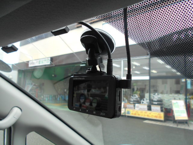 トヨタ Voxy ドライブレコーダーお取り付け サービス事例 タイヤ館 こしがや タイヤからはじまる トータルカーメンテナンス タイヤ館グループ