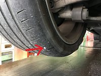 後部タイヤが、パンクしています。 車のタイヤがパンクかも？見分け方やその後の対処法を分かり