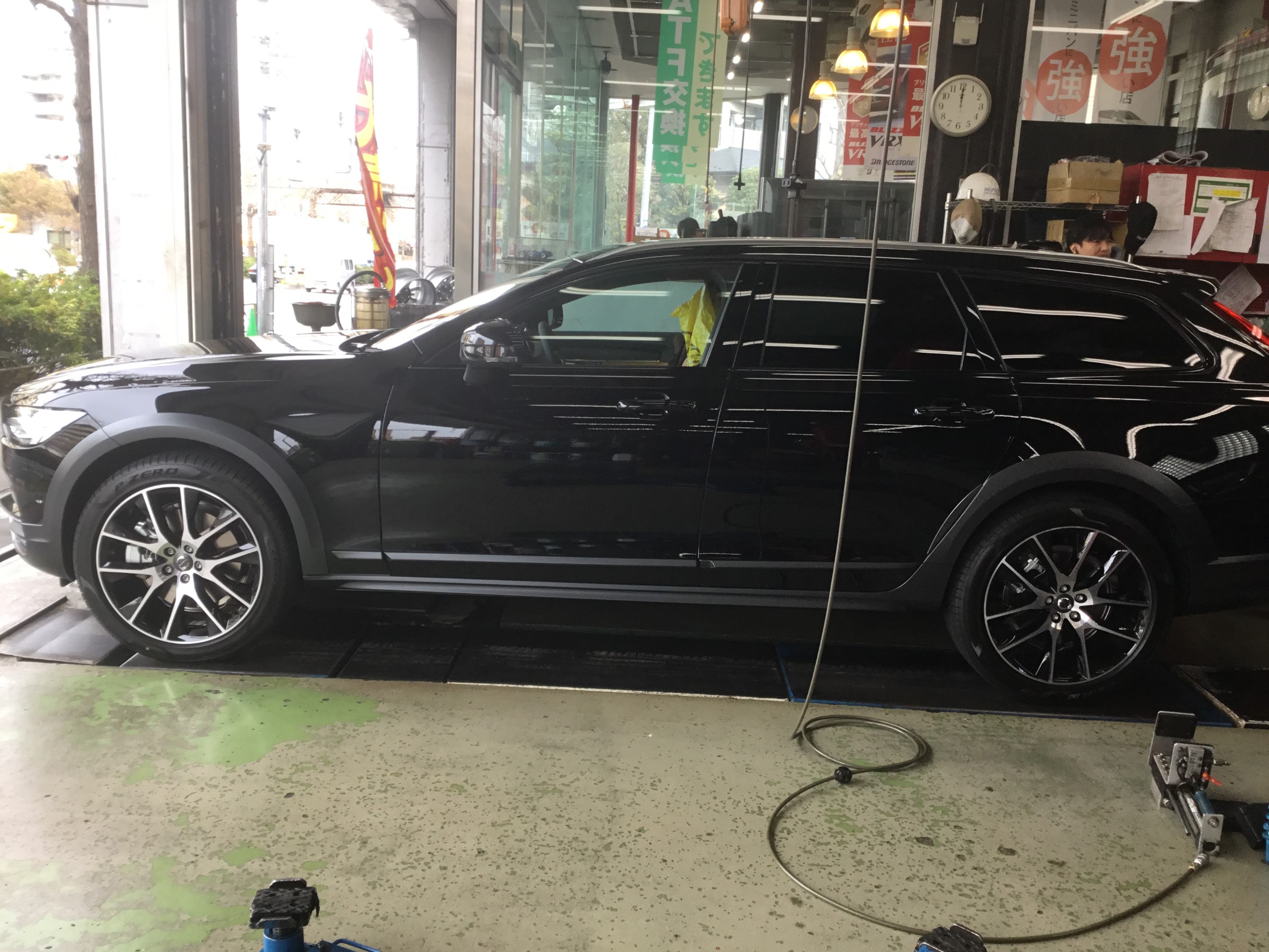 VOLVO V90 クロスカントリーにスタッドレス+ホイールセット取付