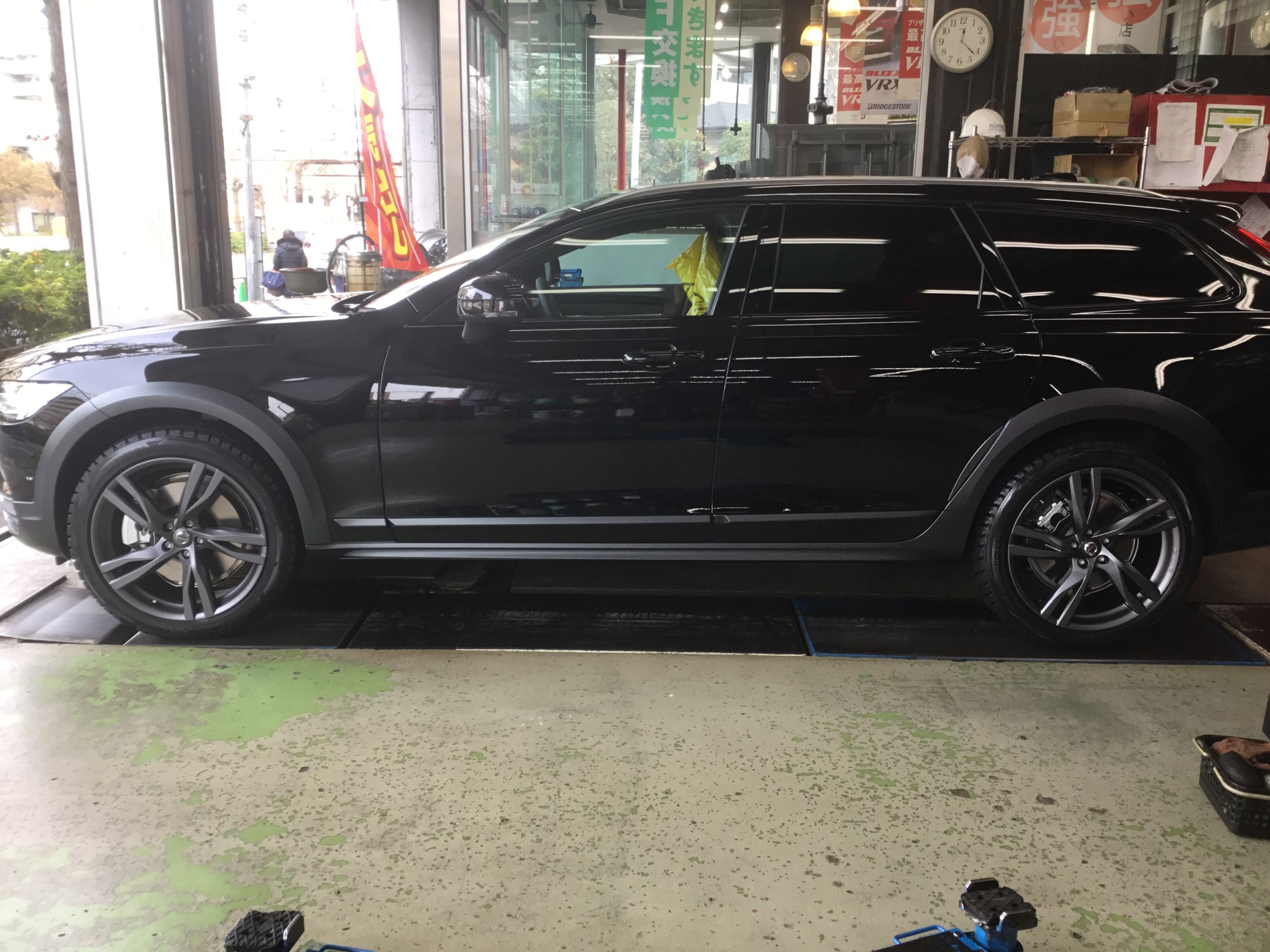 VOLVO V90 クロスカントリーにスタッドレス+ホイールセット取付