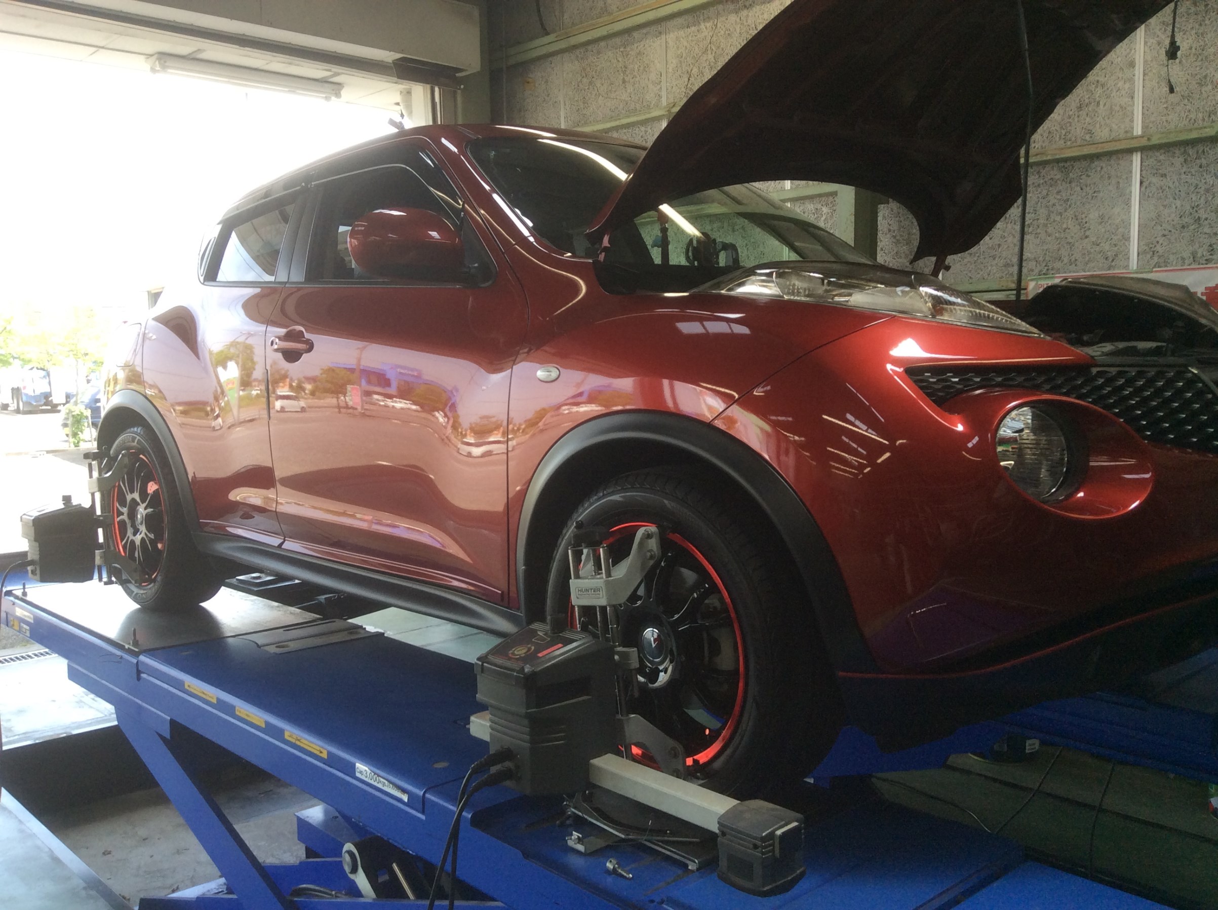 日産 ジューク アライメント調整です 日産 ジューク 総和店こだわり作業 タイヤ館 総和 茨城県のタイヤ カー用品ショップ タイヤからはじまる トータルカーメンテナンス タイヤ館グループ