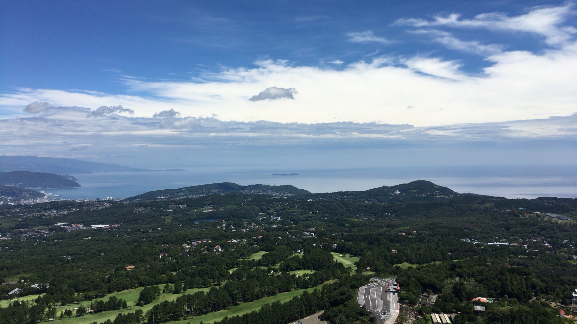 大室山からの景色、海と空の境がとても綺麗でした。