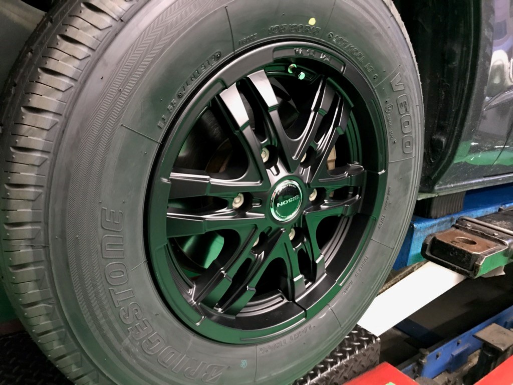 ハイエース 15インチアルミホイール＆タイヤセット取付